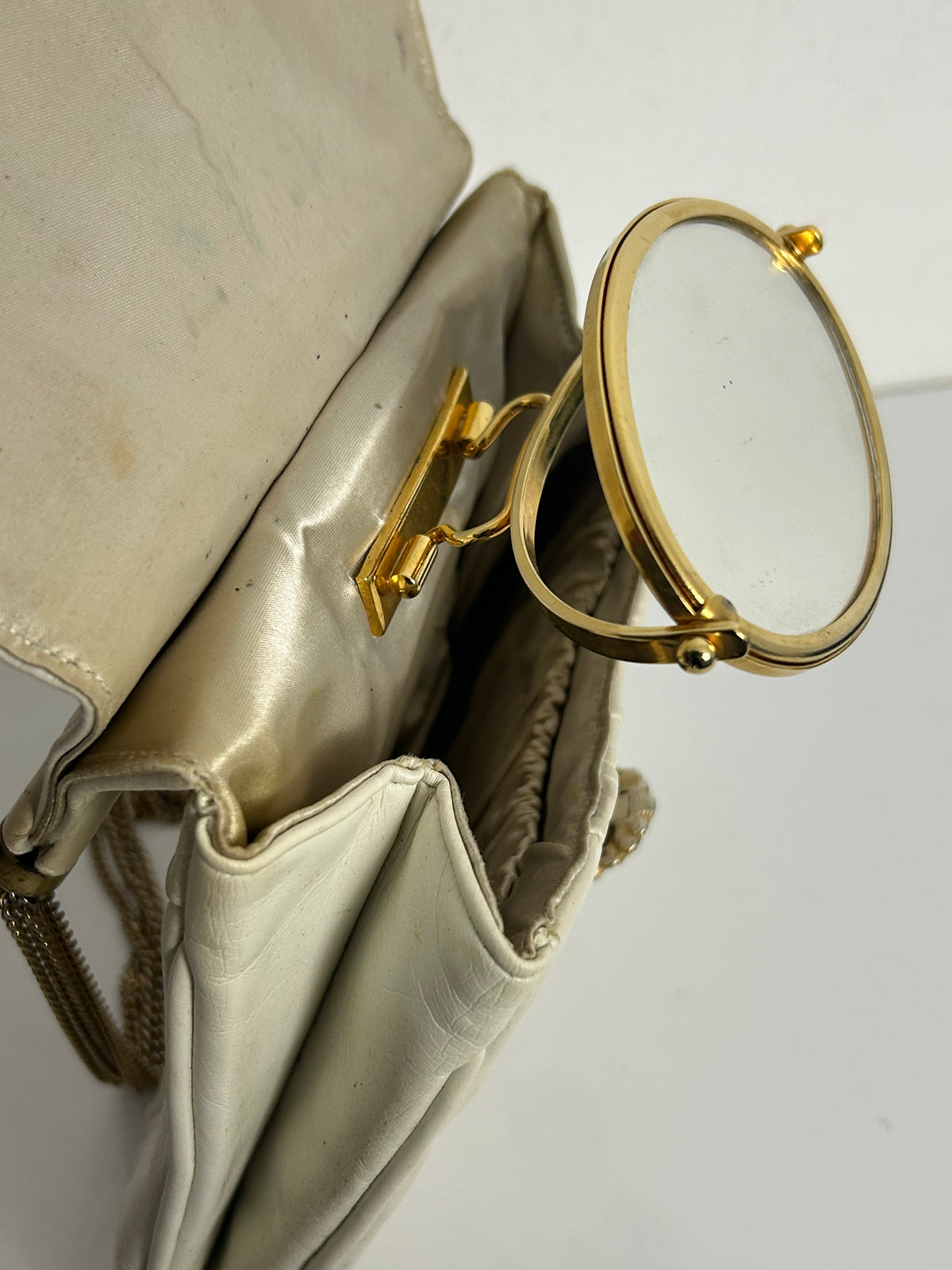 Vintage RARE 1950s Ivory Leather Beautiful Shape Handbag With Chain Strap & Hinged Mirror