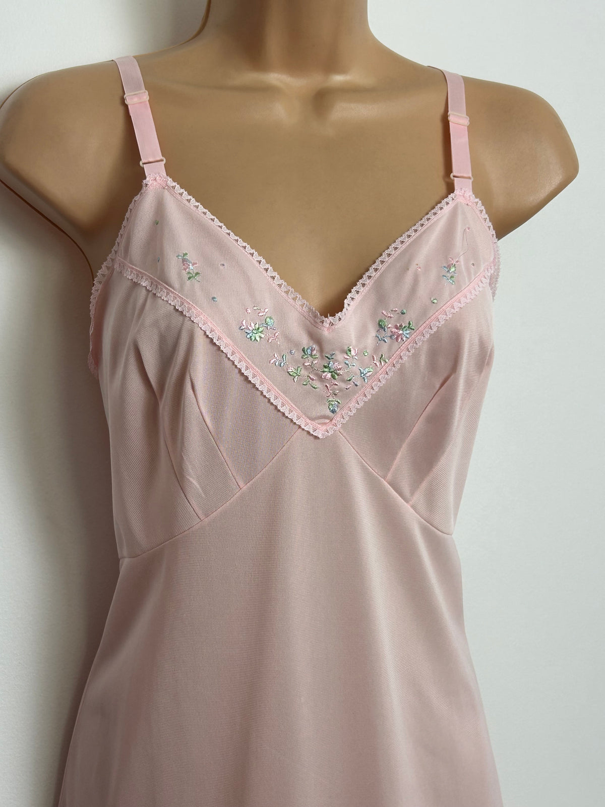 Vintage 1960s ARISTOCRAFT Size 12-14 Pretty Pale Pink Embroidered Detail Slip
