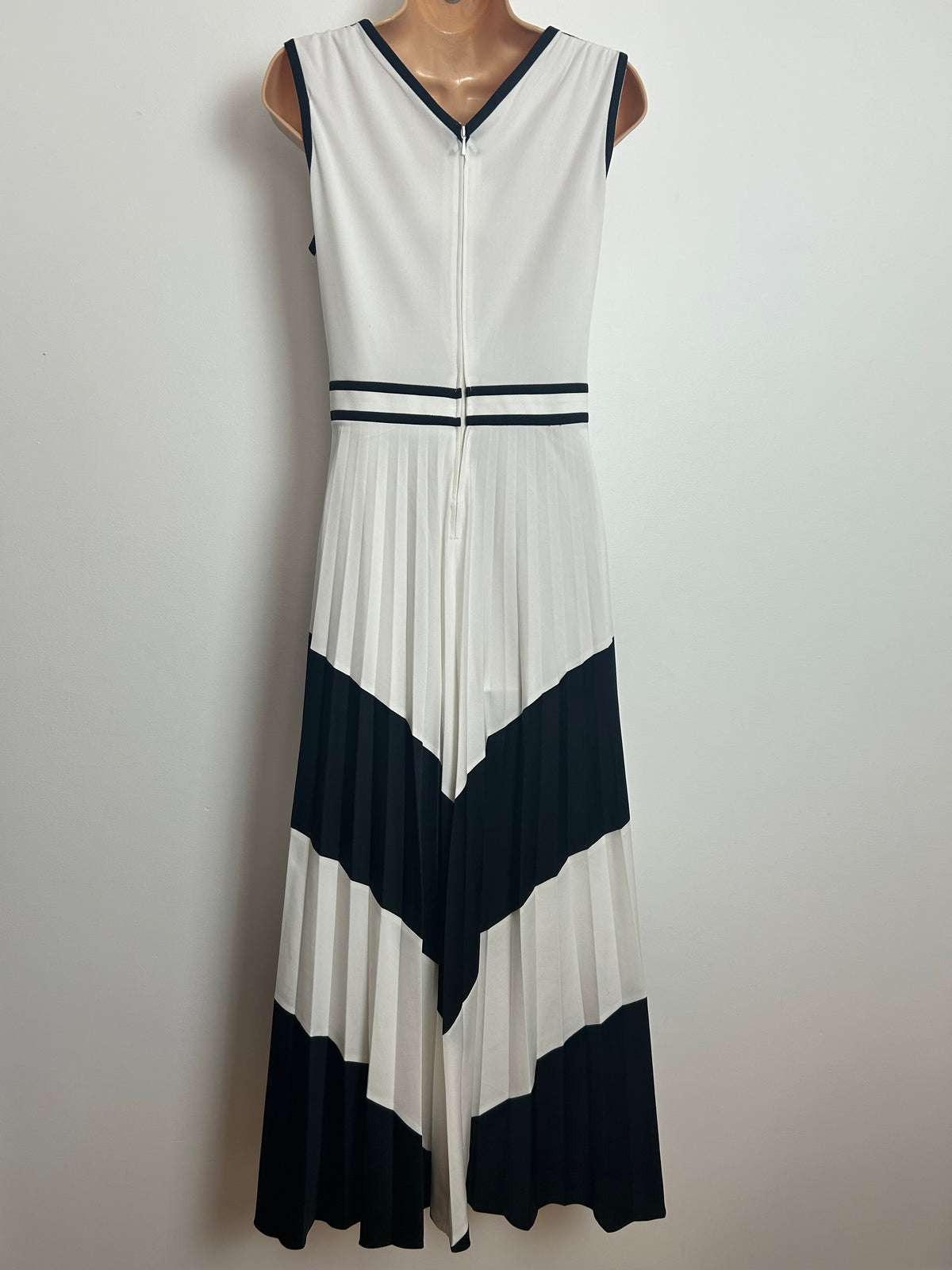 Vintage 1970s Size 14 White & Black Chevron Stripe Sleeveless Pleated Occasion Maxi Dress