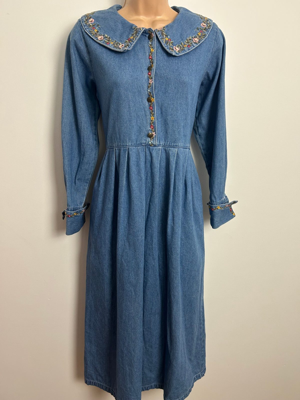 Vintage 1980s FADS Size 10 Denim Embroidered Collar & Cuffs Detail Pleated Midi Dress