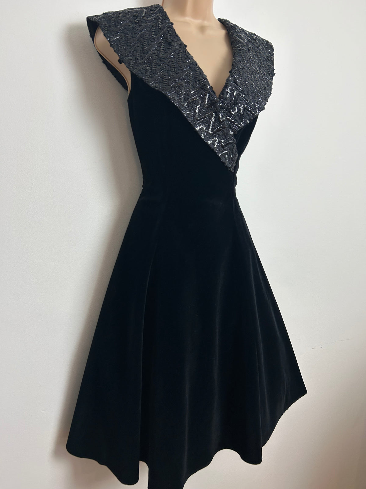 Vintage 1980s Size 10 Black Velvet Sequin & Bead Embellished Shawl Collar Part Prom Evening Dress