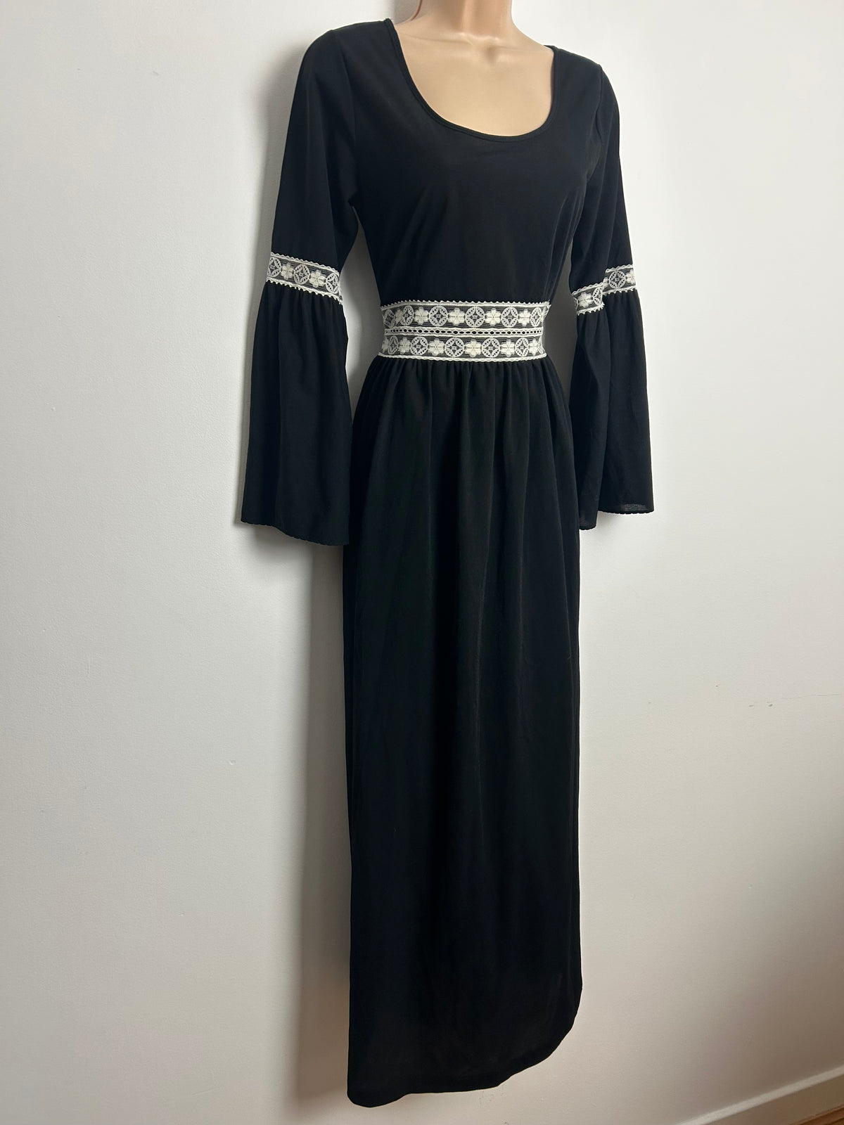Vintage 1970s Size 8 Black & White Lace Trim Long Sleeve Lightweight Maxi Dress