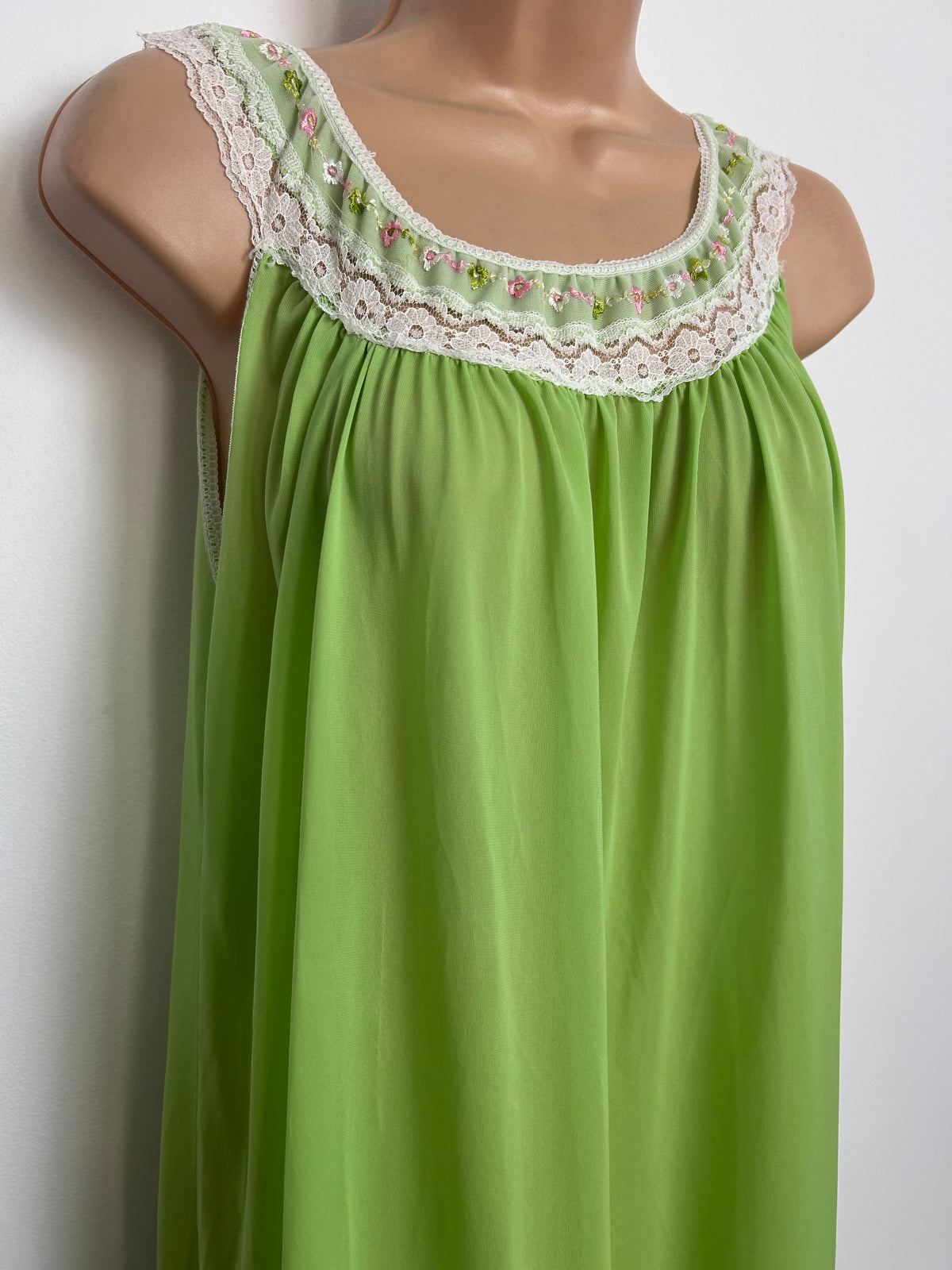 Vintage 1970s Size 10-12 Lime Green Lace & Embroidered Detailing Slip Style Nightie