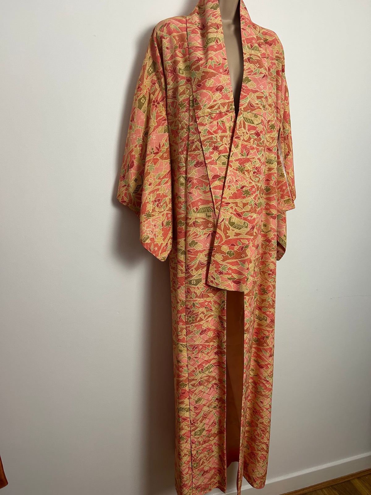 Vintage Japanese Up To Size 16/18 Pink Red Beige & Green Leaf & Hut Print Full Length Kimono