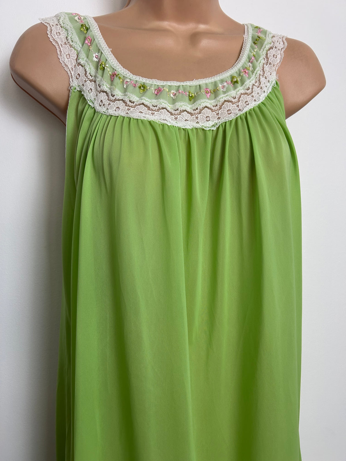 Vintage 1970s Size 10-12 Lime Green Lace & Embroidered Detailing Slip Style Nightie