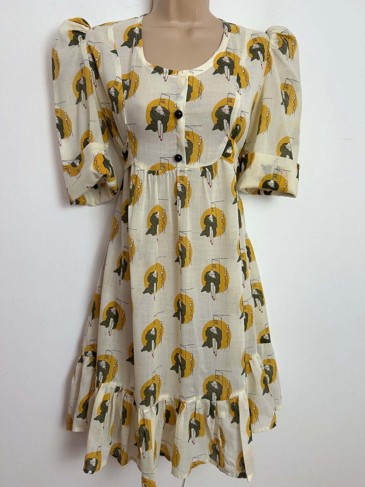 Vintage 1970s Size 10 Gorgeous Cream Grey & Mustard Yellow Glam Lady At Stage Door Novelty Print Mini Dress`
