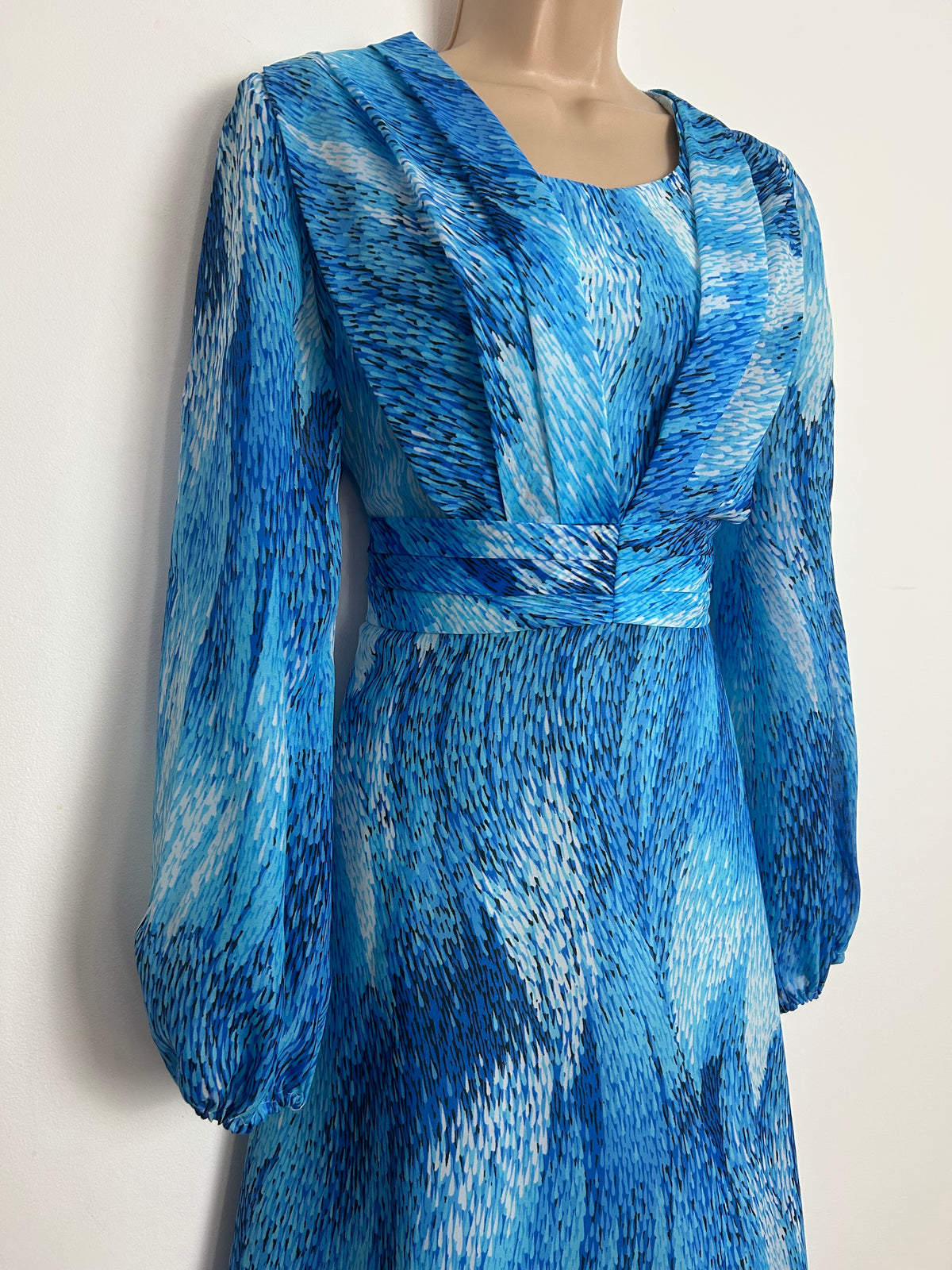 Vintage 1970s Size 14 Blue Tones Abstract Feathery Print Long Sleeve Chiffon Tie Back Maxi Dress