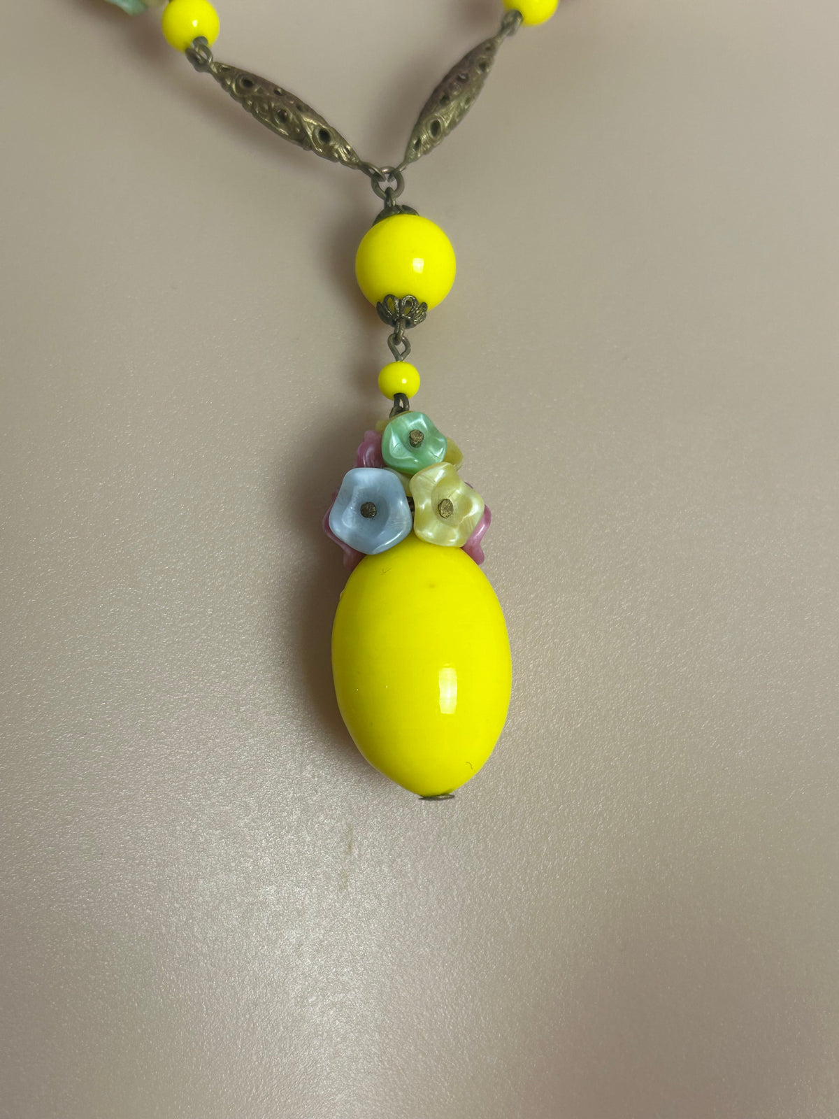 Vintage Beautiful Yellow Czech Glass & Flower Detail Gold Tone Necklace