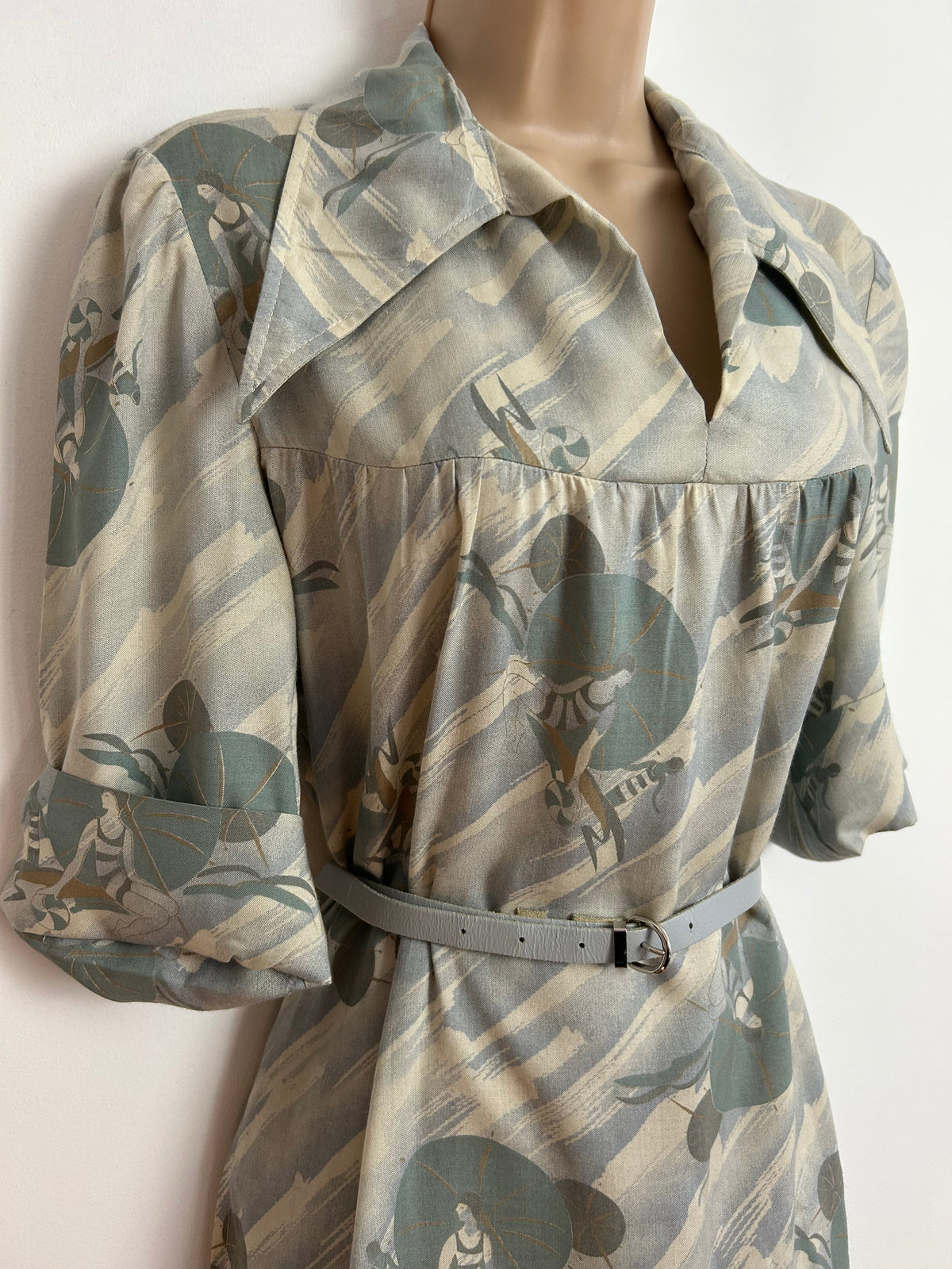 Vintage 1970s C&A UK Size 12 Pale Blue & Grey Art Deco Bathing Belles Beach Novelty Print Dagger Collar Belted Day Dress