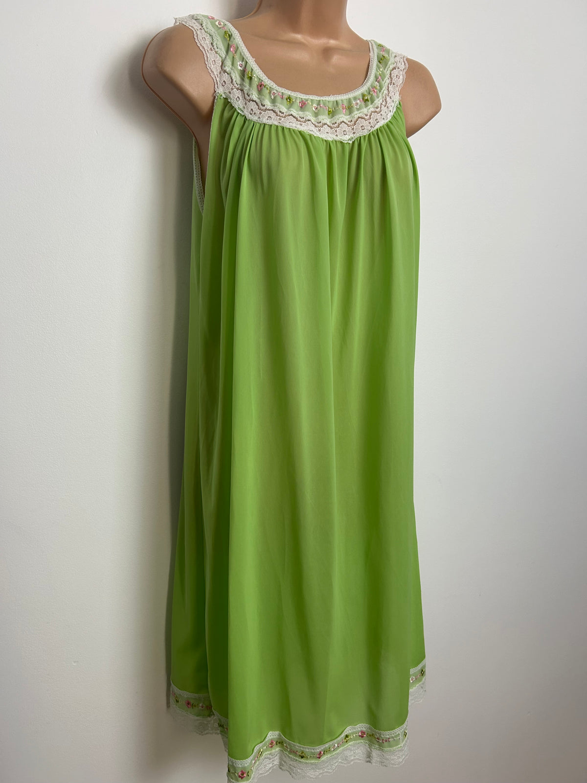 Vintage 1970s Size 10-12 Lime Green Lace & Embroidered Detailing Slip Style Nightie