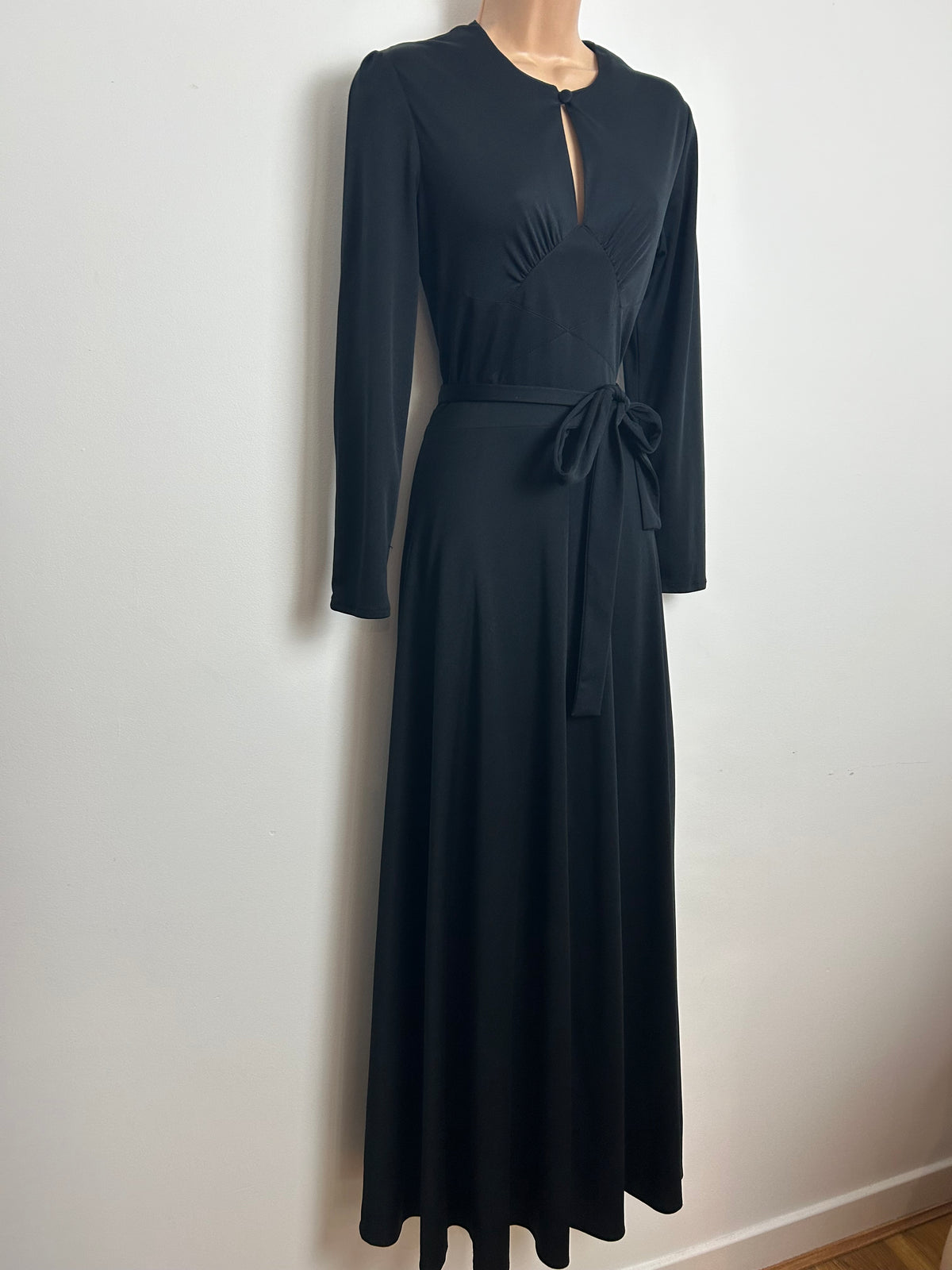 Vintage 1970s BETTY BARCLAY Size 10 Black Keyhole Long Sleeve Belted Maxi Dress