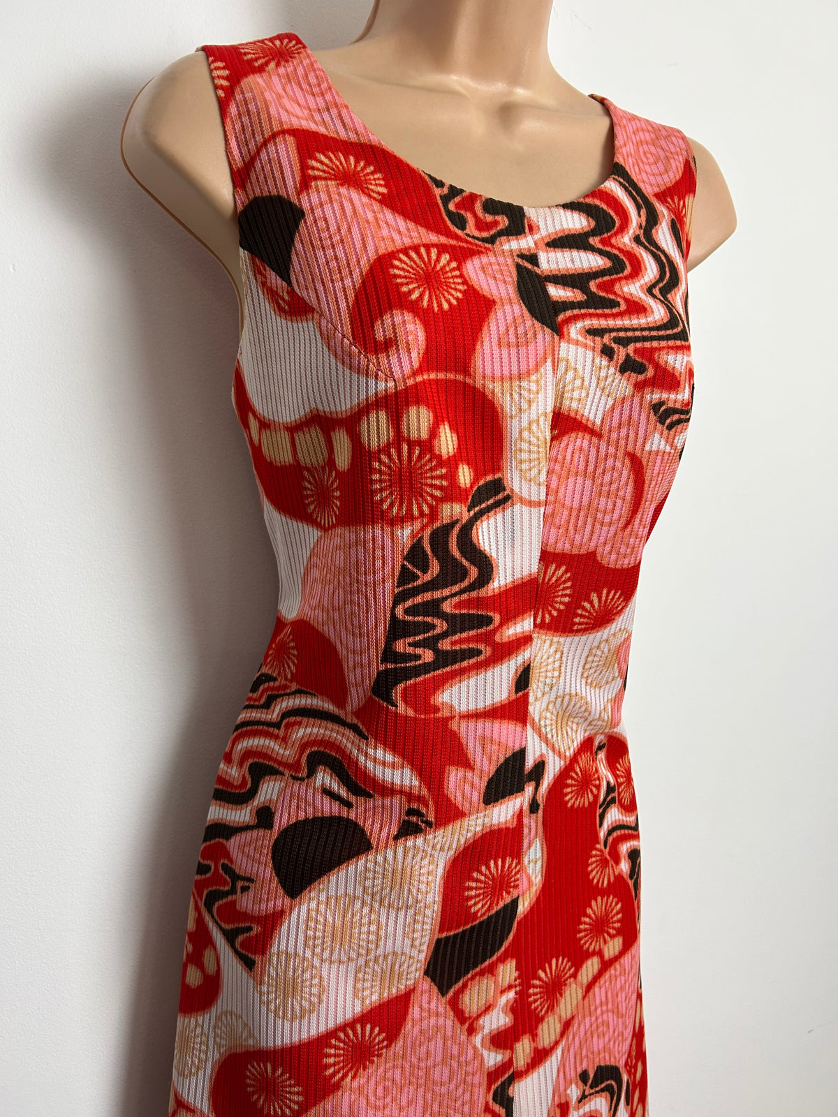Vintage 1970s Size 10-12 Red Pink White & Black Psychedelic Abstract Print Sleeveless Maxi Dress