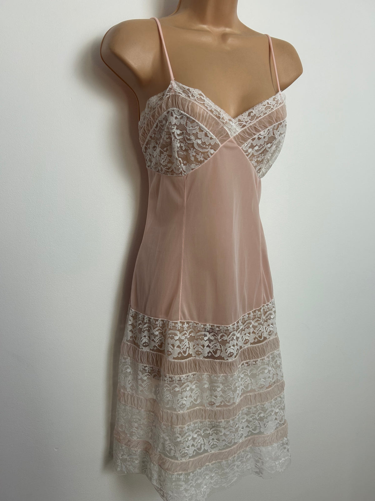 Vintage 1970s Size 8 Very Pale Nude Pink & White Lace Strappy Lace Nylon Slip