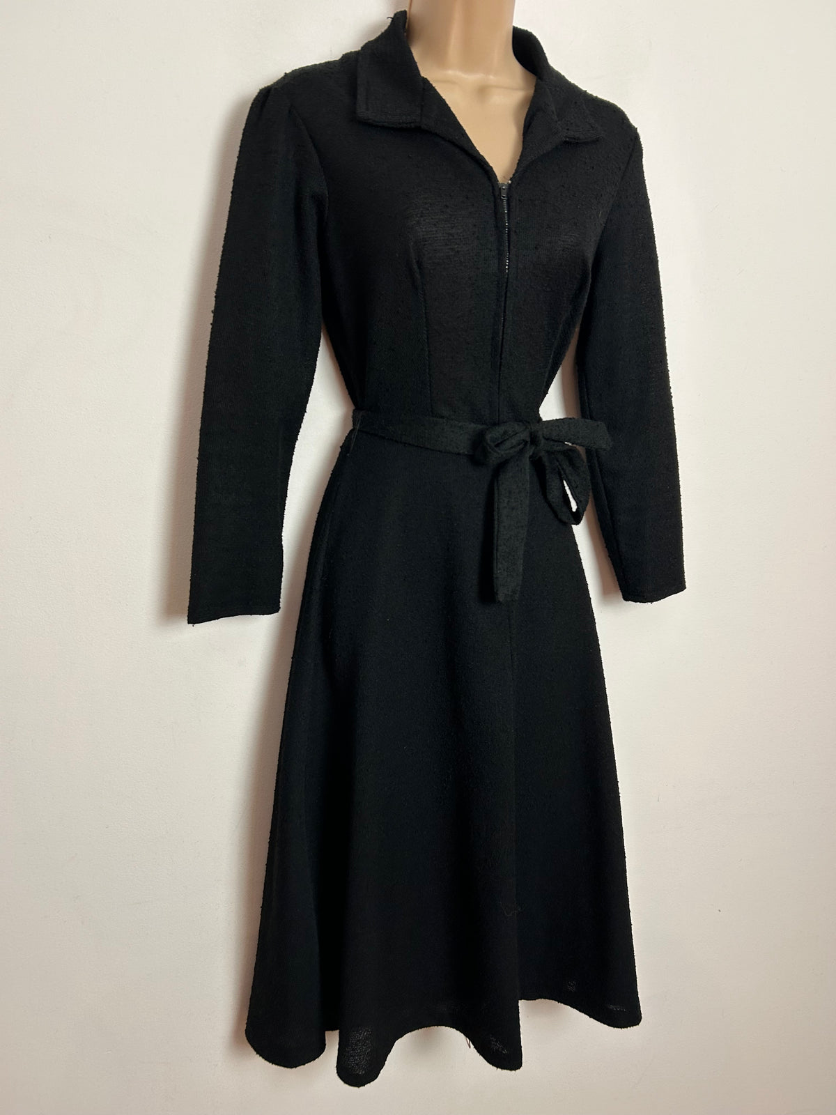 Vintage Late 1970s UK Size 6-8 Black Zip Fronted 3/4 Sleeve Belted Fit & Flare Day Dress