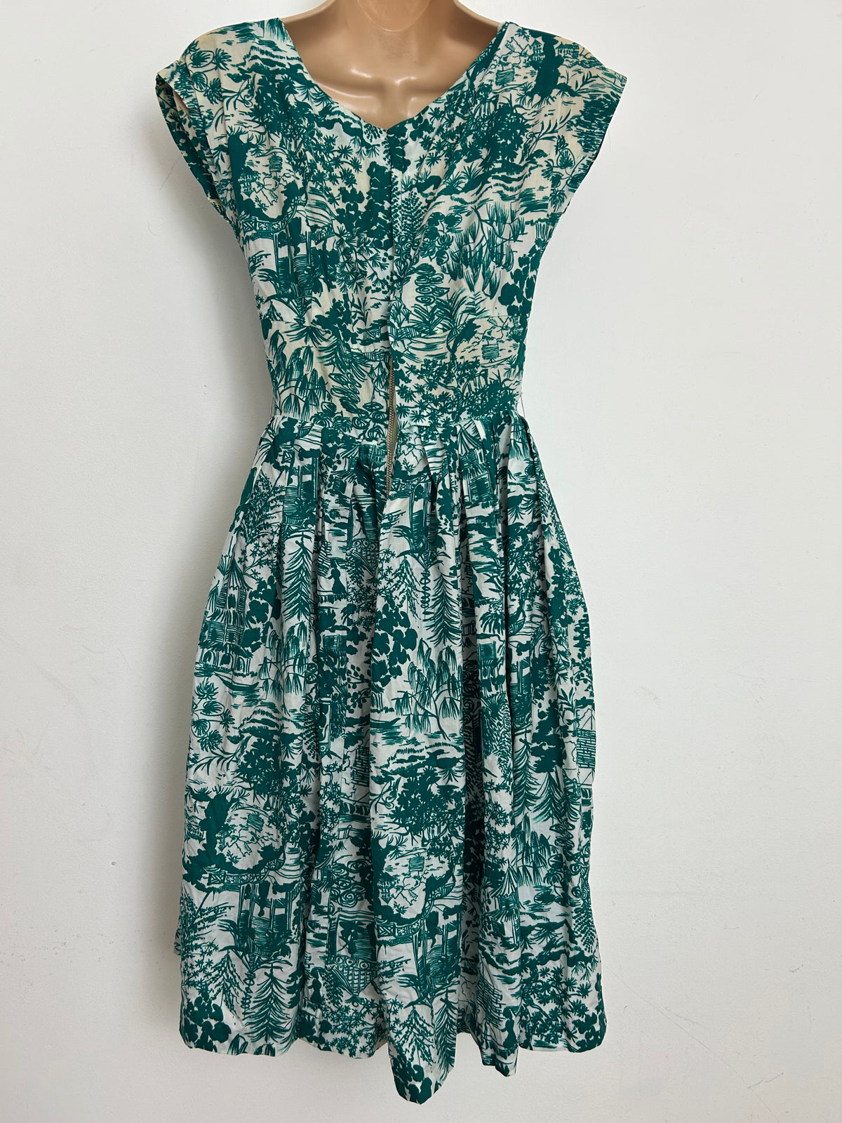 Vintage 1950s Size 6 Teal & White Japanese Theme Novelty Print Cotton Day Dress