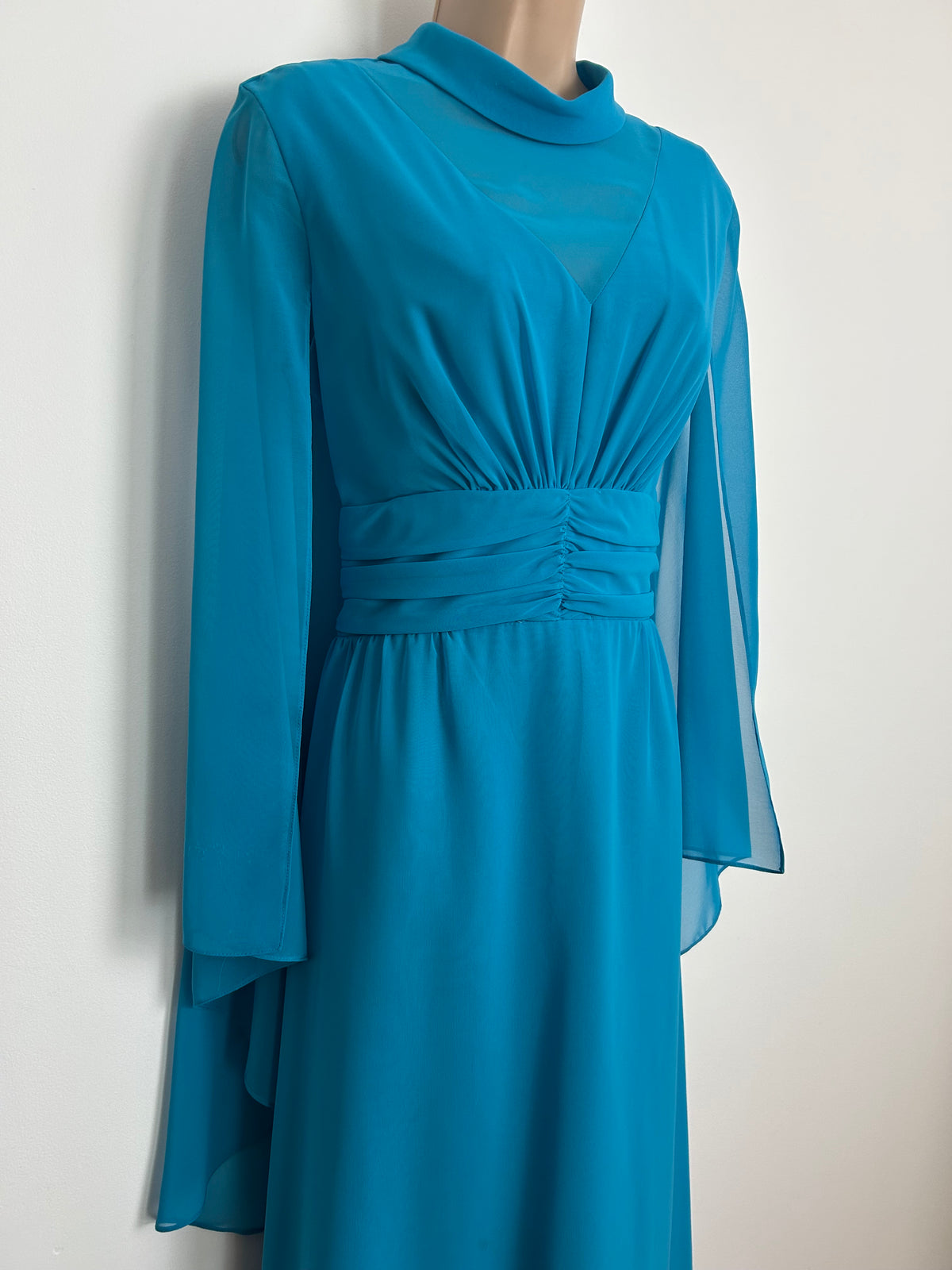 Vintage 1960s CARNEGIE OF LONDON Size 12 Turquoise Blue Chiffon Capelet Cape Sleeve Occasion Dress