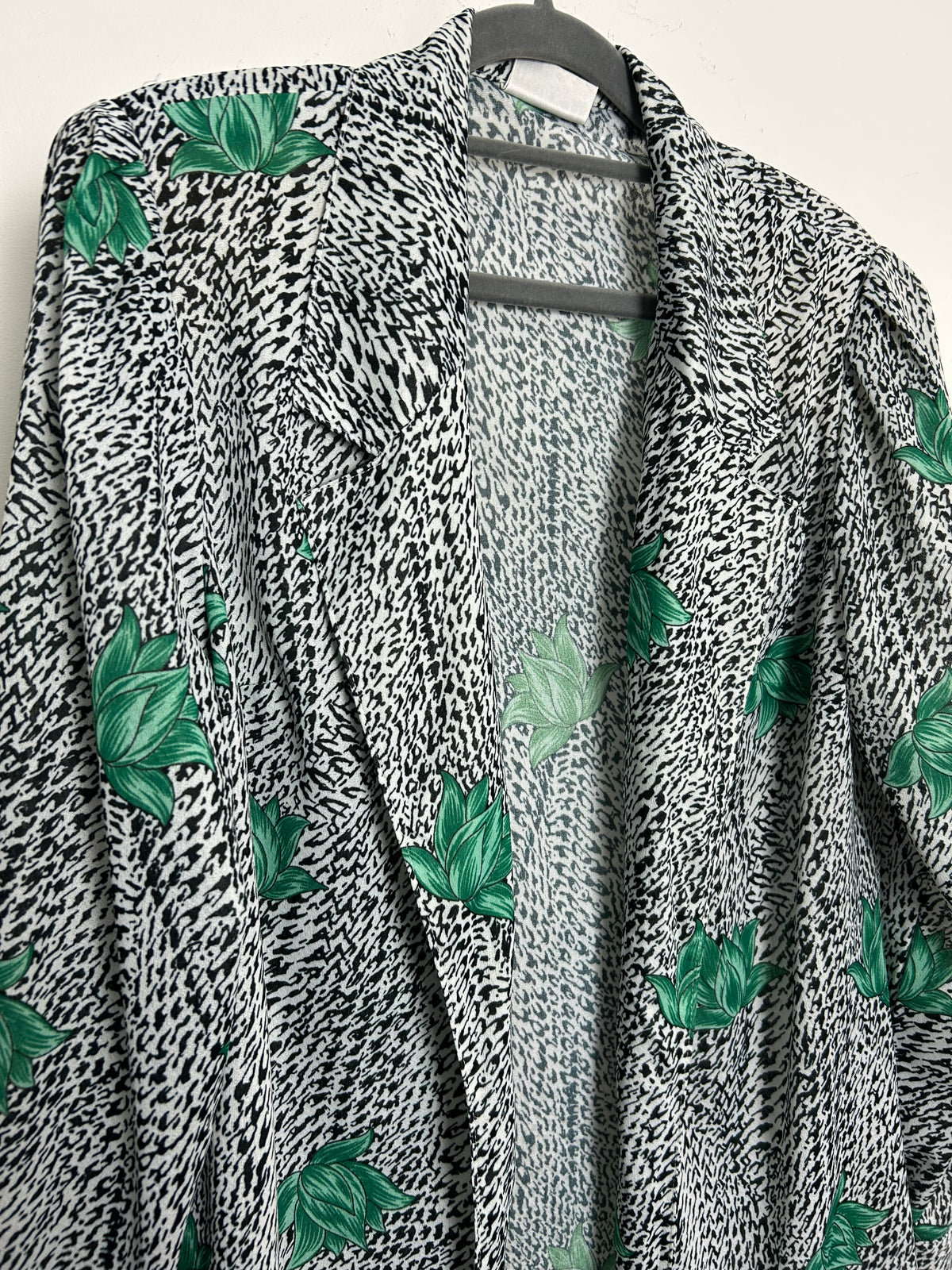 Vintage 1980s BARUCH Size 12 Black White & Green Animal Print With Leaves Open Front Cover Up Shirt
