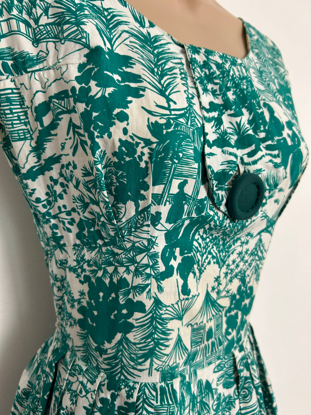 Vintage 1950s Size 6 Teal & White Japanese Theme Novelty Print Cotton Day Dress
