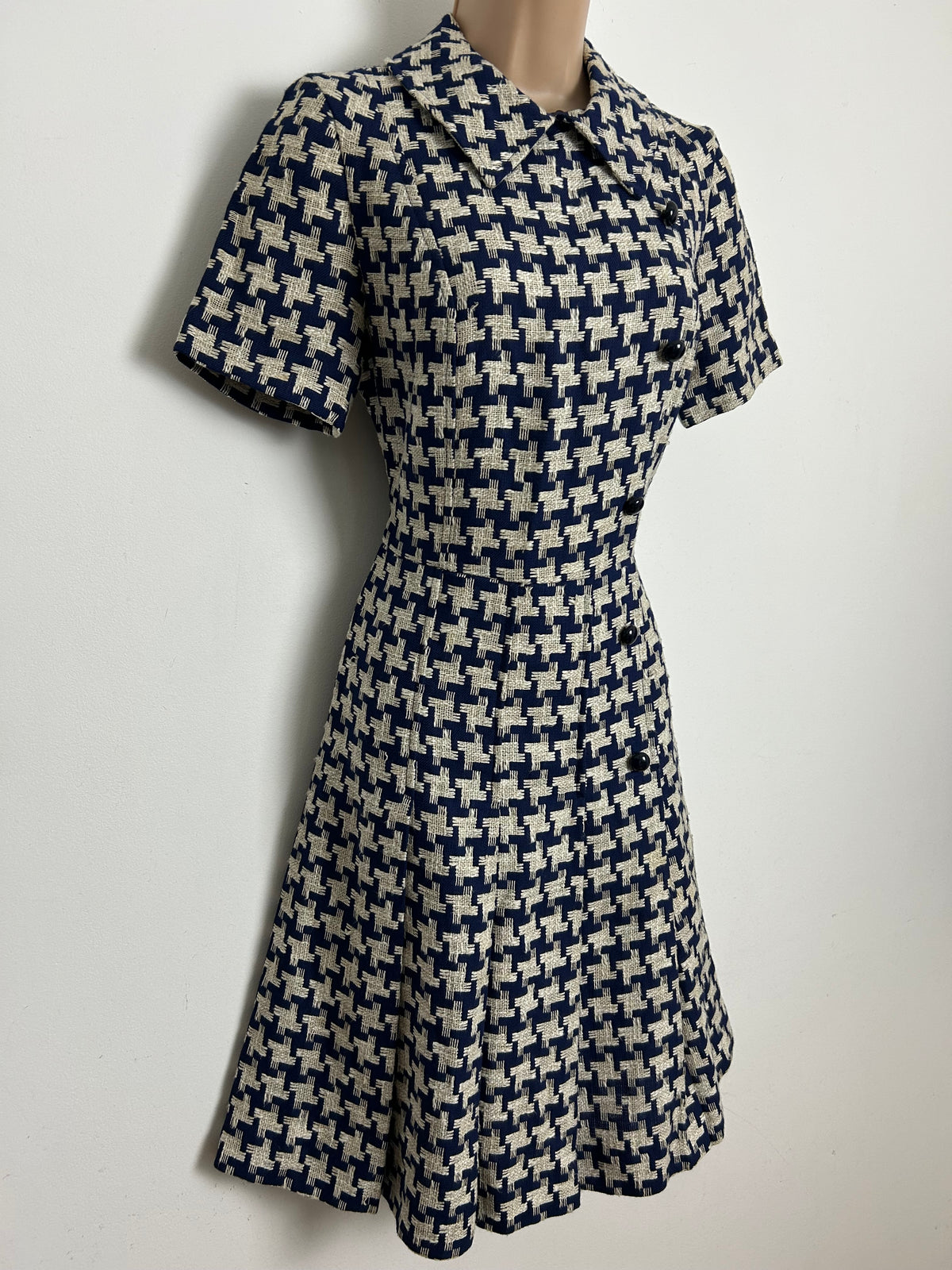 Vintage 1960s Size 8 Navy Blue & Cream Embroidered Dogtooth Check Mod Dress