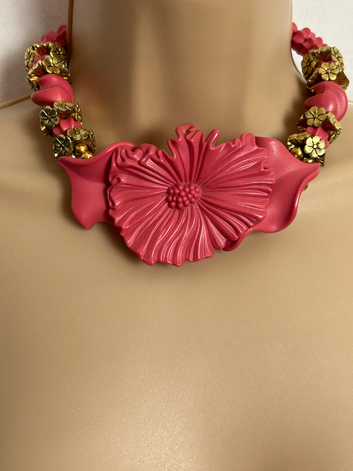 Vintage 1960s Fabulous Chunky Pink & Gold Plastic Floral Statement Choker Necklace
