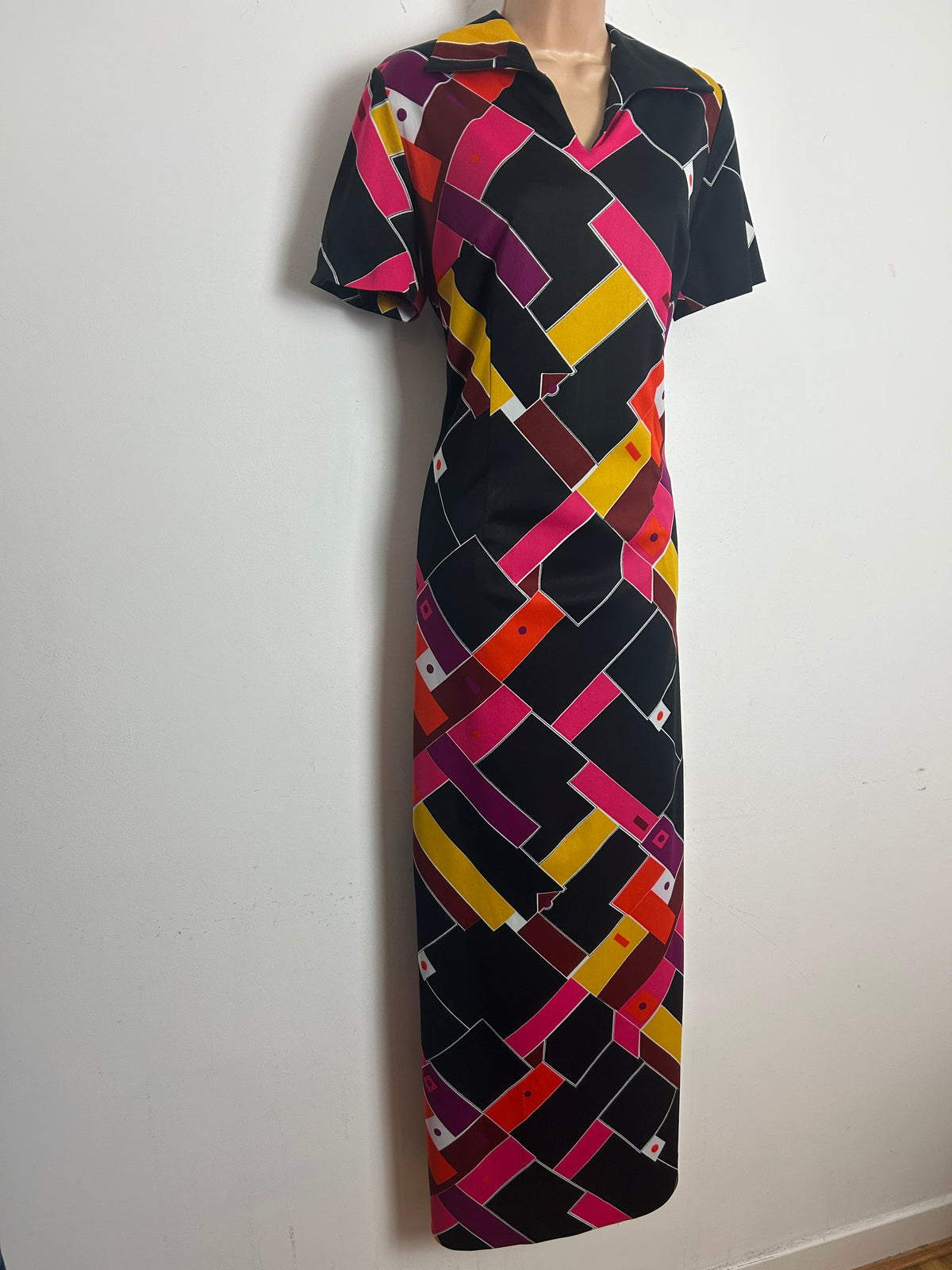 Vintage 1970s 12-14 Black Pink Yellow & Maroon Abstract Geo Print Short Sleeve Maxi Dress