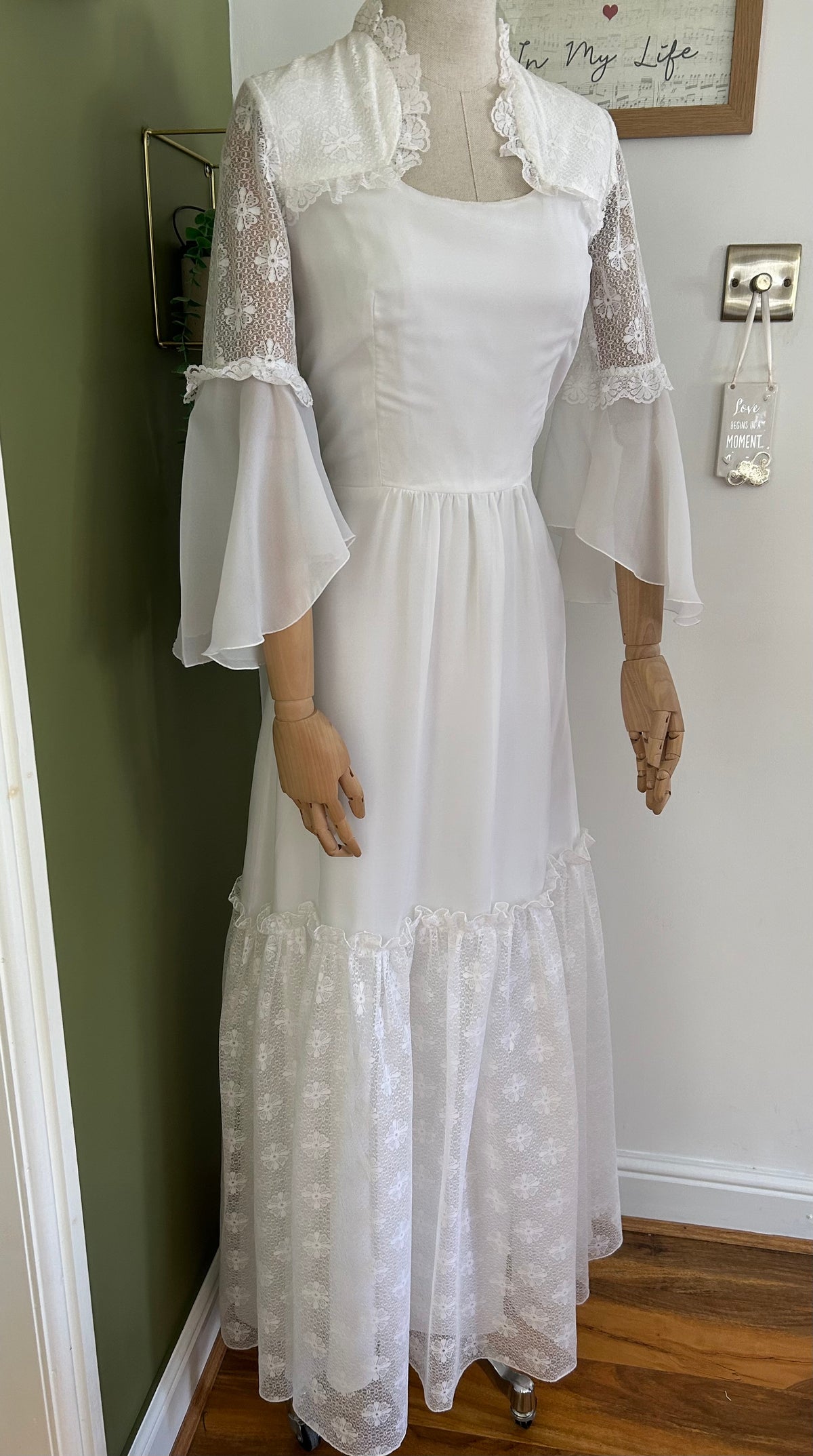 Vintage 1970s Size 8 White Chiffon & Lace Trumpet Sleeve Prairie Boho Wedding Dress