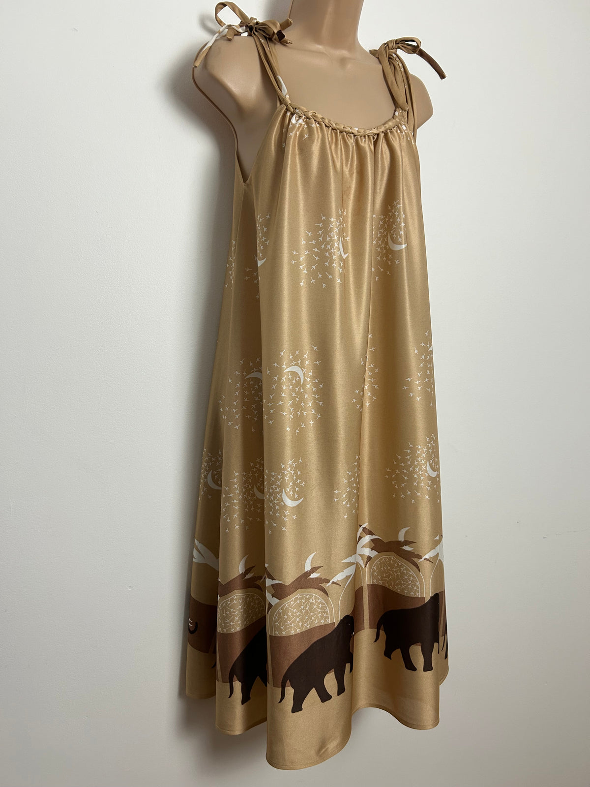 Vintage 1970s Size 10-12 Beige Brown & White Elephant & Star Print Tie Shoulder Summer Smock Dress