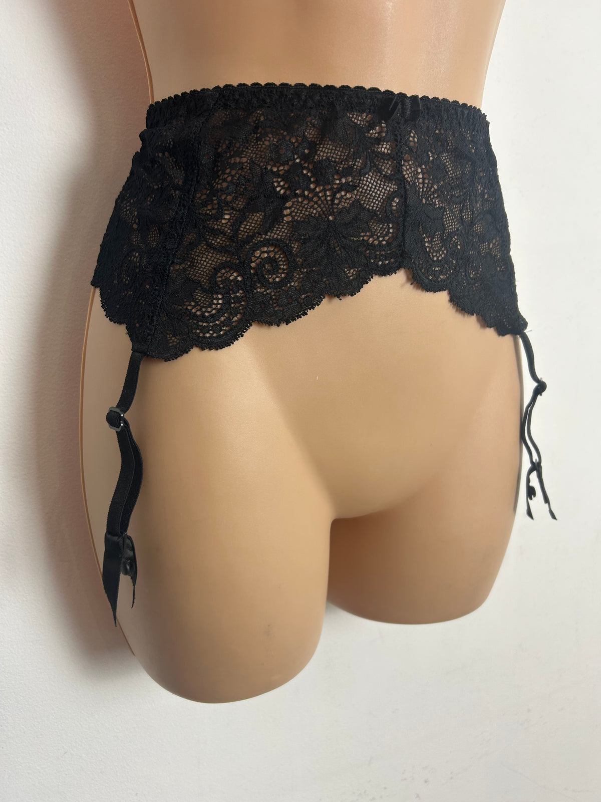 Vintage 1990s Size 8-10 CHARME Black Lace Suspender Belt