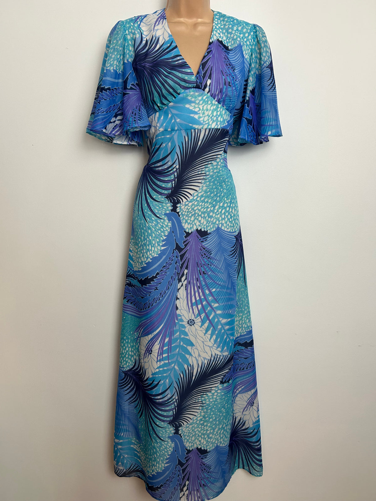 Vintage 1970s VERA MONT PARIS Size 8-10 Blue Tones Leaf Print Flutter Sleeve Tie Back Boho Maxi Dress