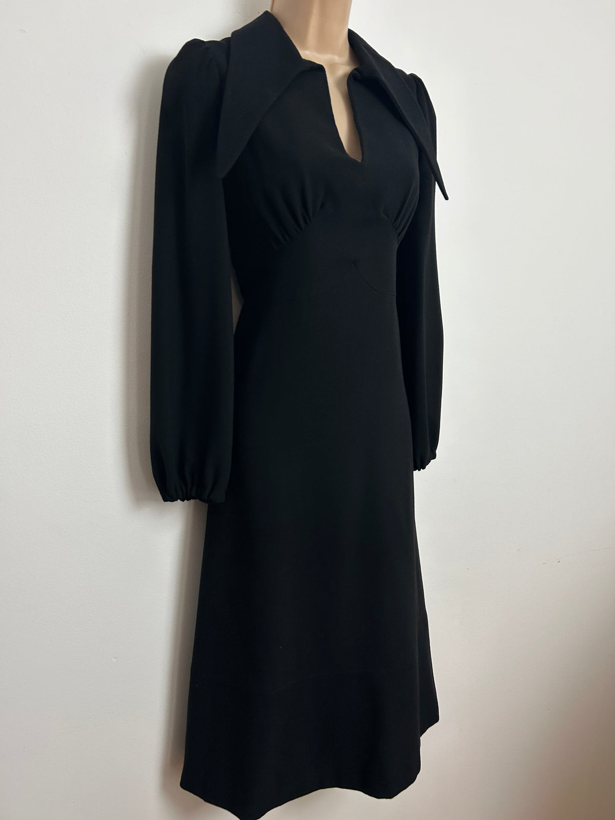 Vintage Late 1960s BANFF Size 8-10 Black Dagger Collar Long Sleeve Mod Dress