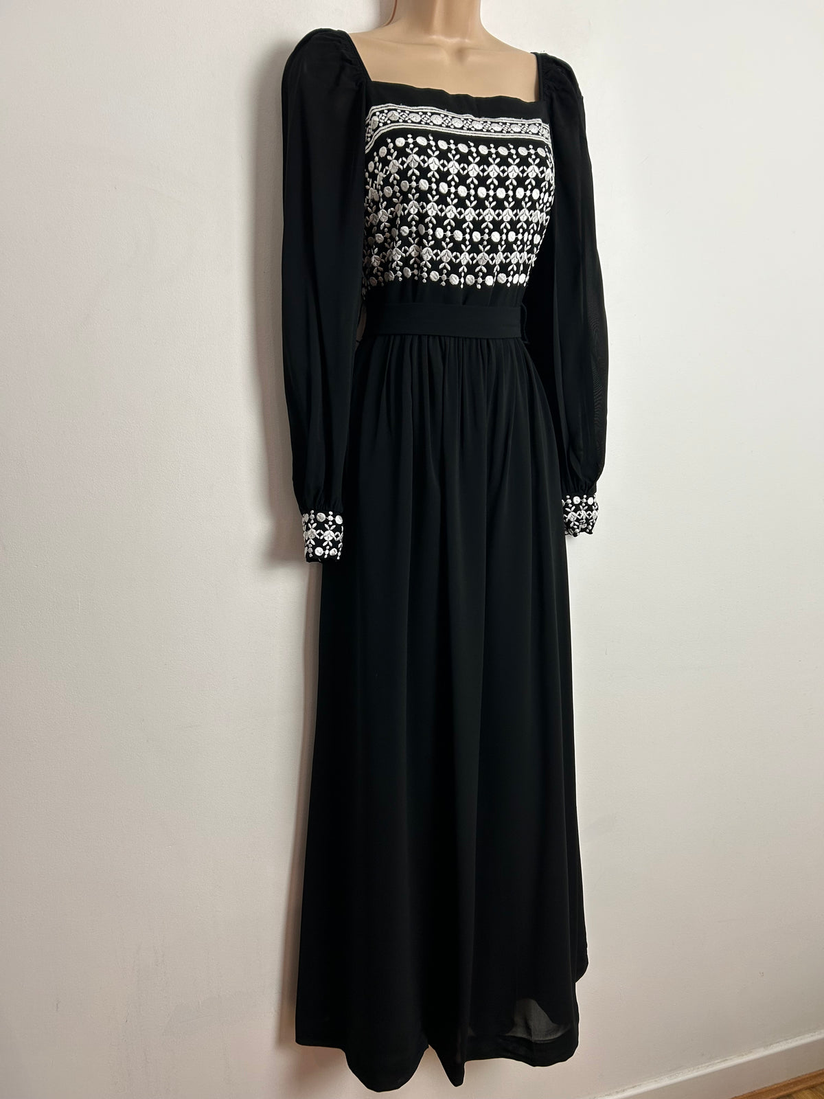 Vintage 1970s VERENA MODELLE UK Size 6 Black & White Embroidered Detail Long Sleeve Maxi Dress