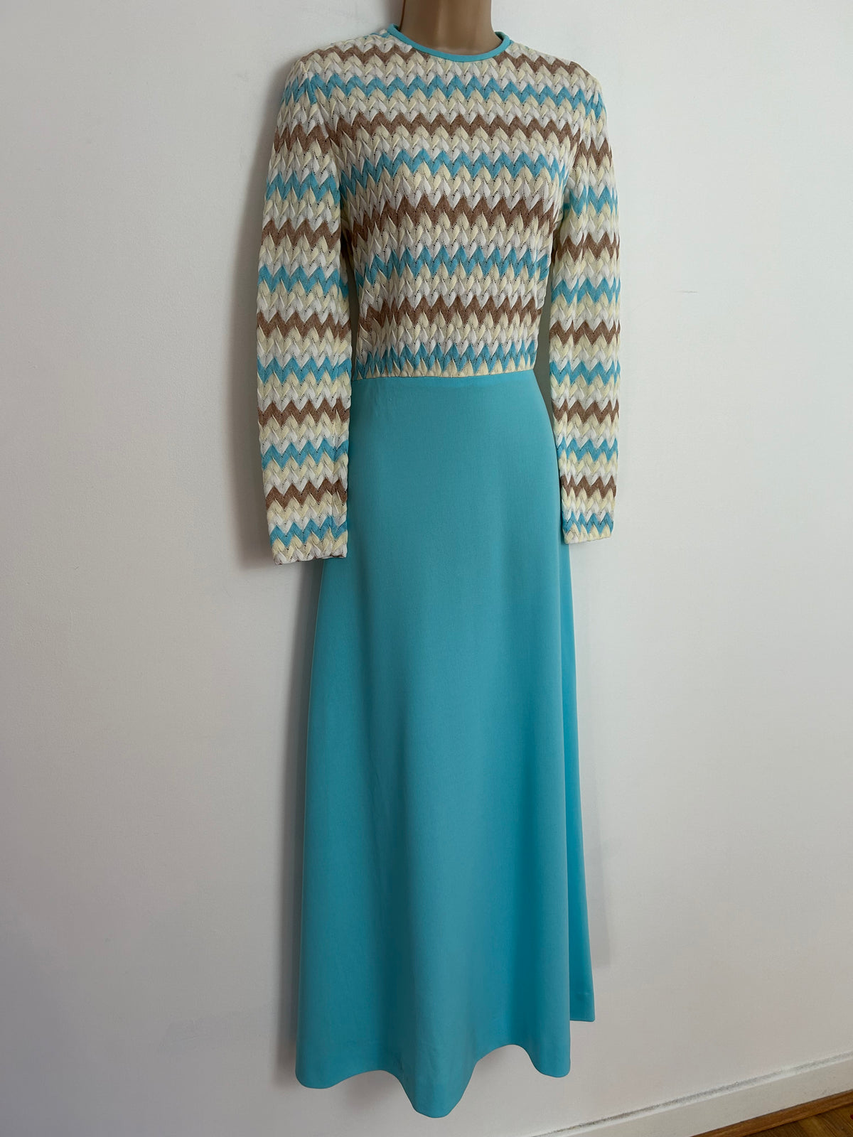 Vintage 1970s R&K KNITS UK Size 8-10 Turquoise White & Brown Zig Zag Stripe Long Sleeve Maxi Dress