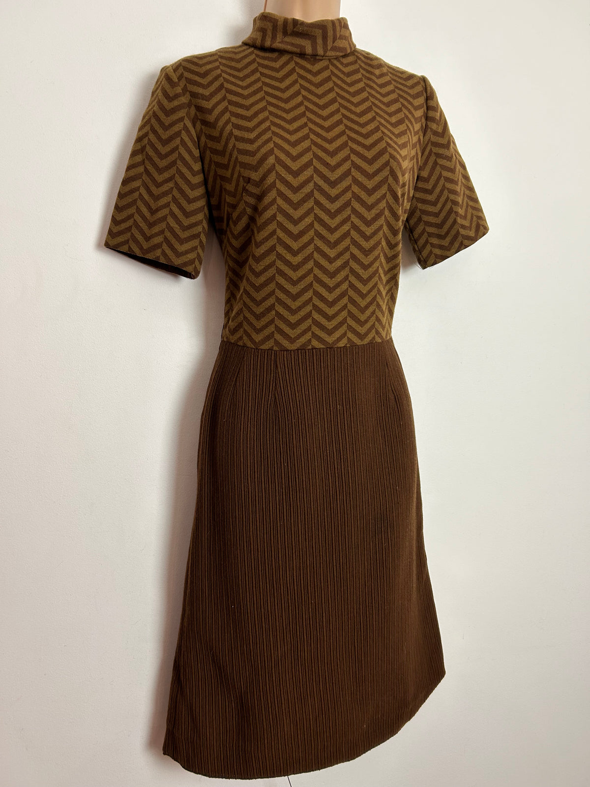 Vintage 1960s SHUBETTE OF LONDON UK Size 8 Brown Tones Wool Mix Zig Zag Stripe Mod Dress