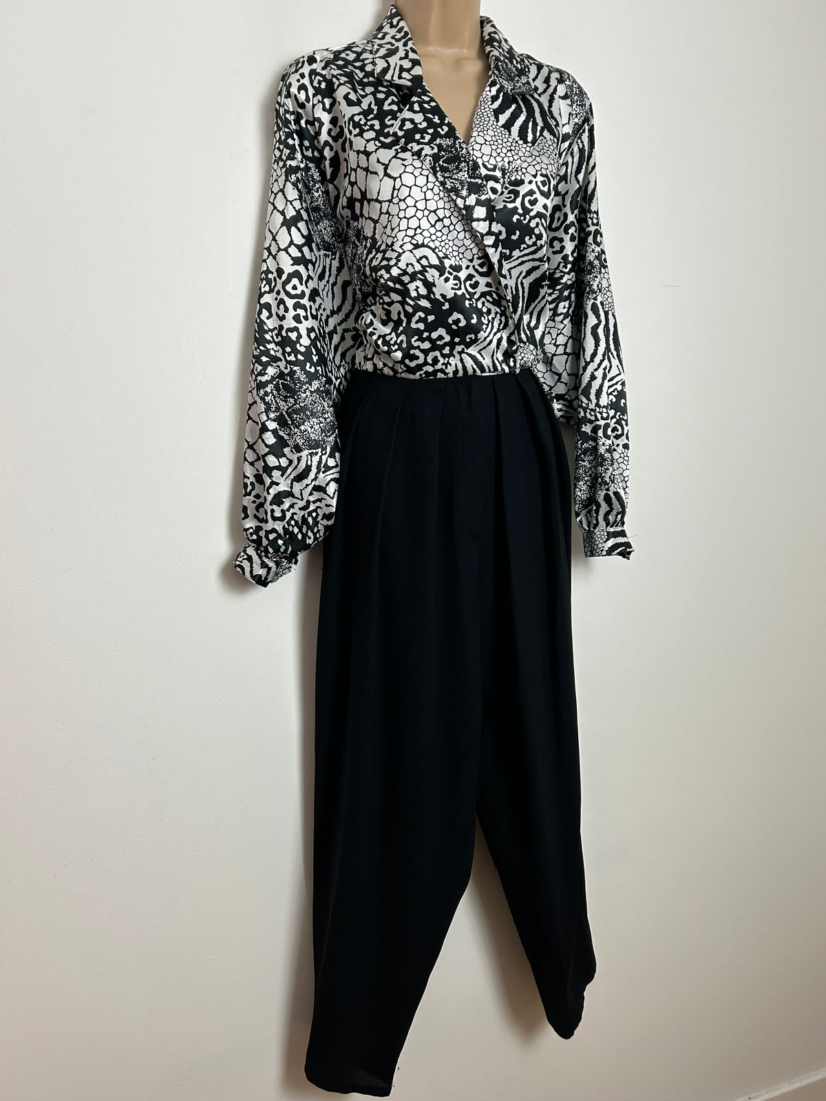 Vintage 1980s Size 12 Black & Silver Animal/Leopard Print Long Sleeve Pleated Evening Jumpsuit