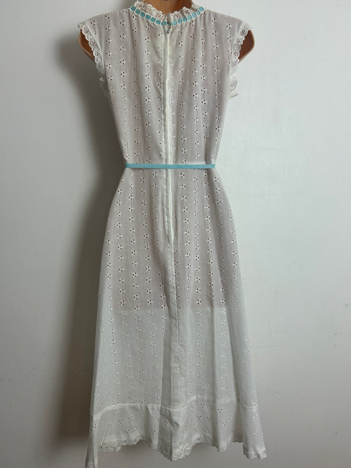 Vintage 1970s VERNA SPENCE Size 6 White Cotton Mix Broderie Anglais Nightie Nightdress