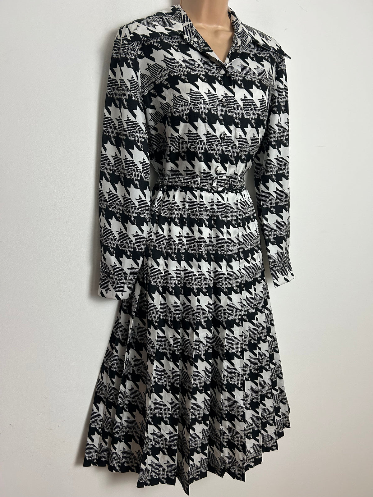 Vintage 1970s BUSSE COUTURE Size 10 Black & White Dogtooth Check Dagger Collar Belted Pleated Dress