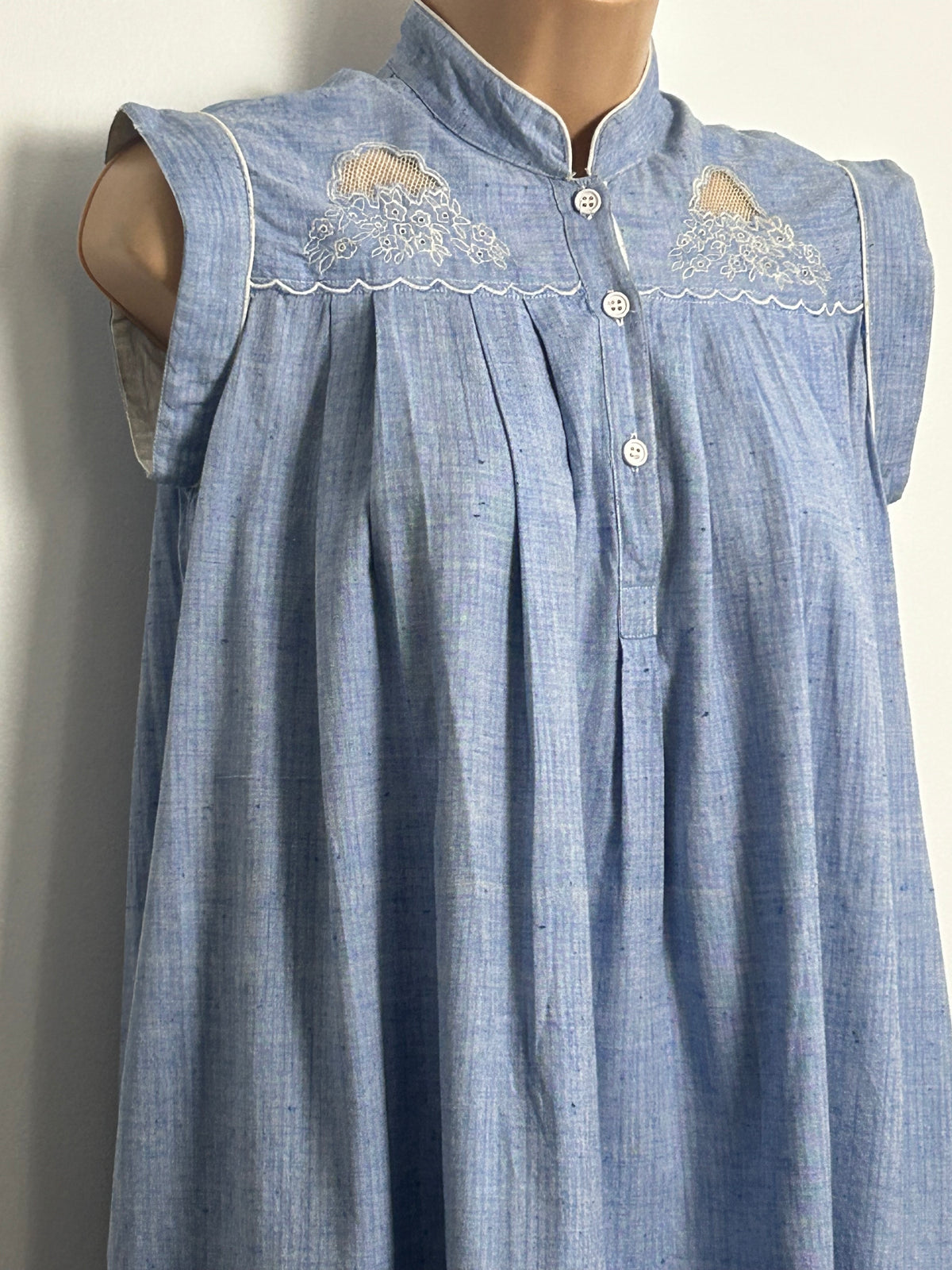 Vintage 1970s ROSHAFI Size 8 Pale Blue Chambray Pocket Detail Indian Cotton Smock Dress
