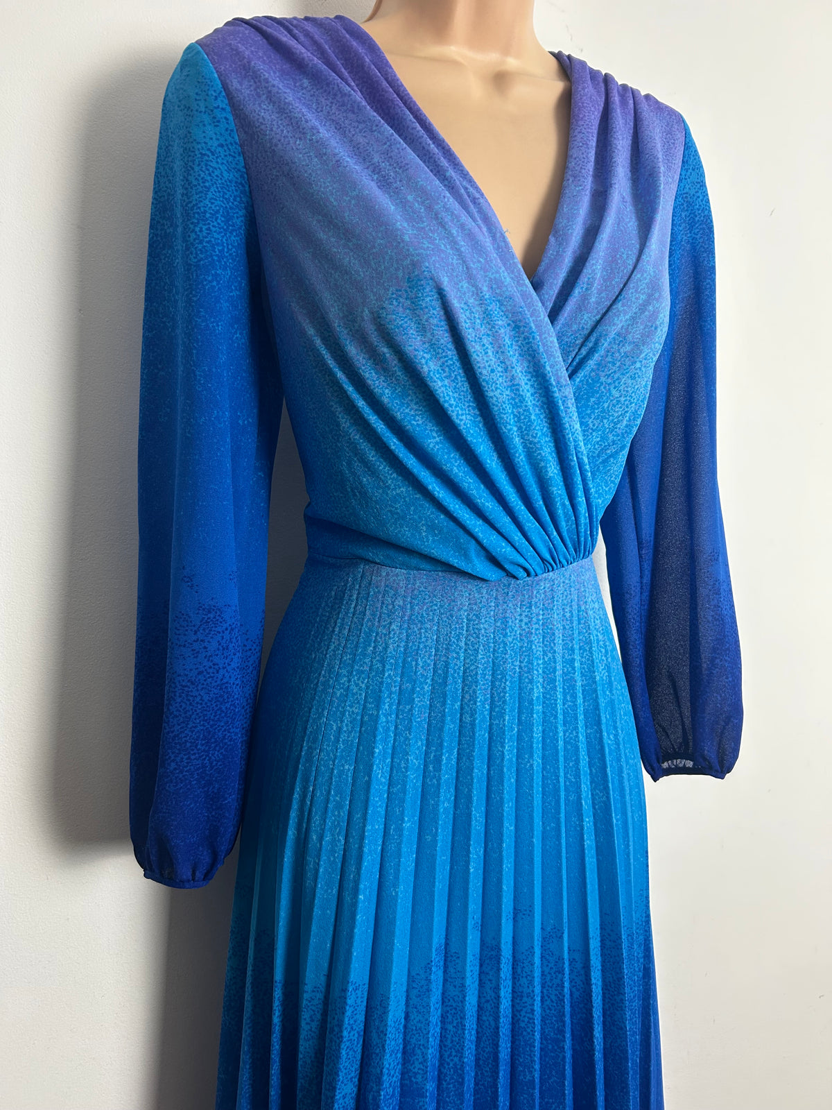 Vintage 1970s Size 10 Blue Tones Ombre Long Sleeve Pleated Maxi Dress