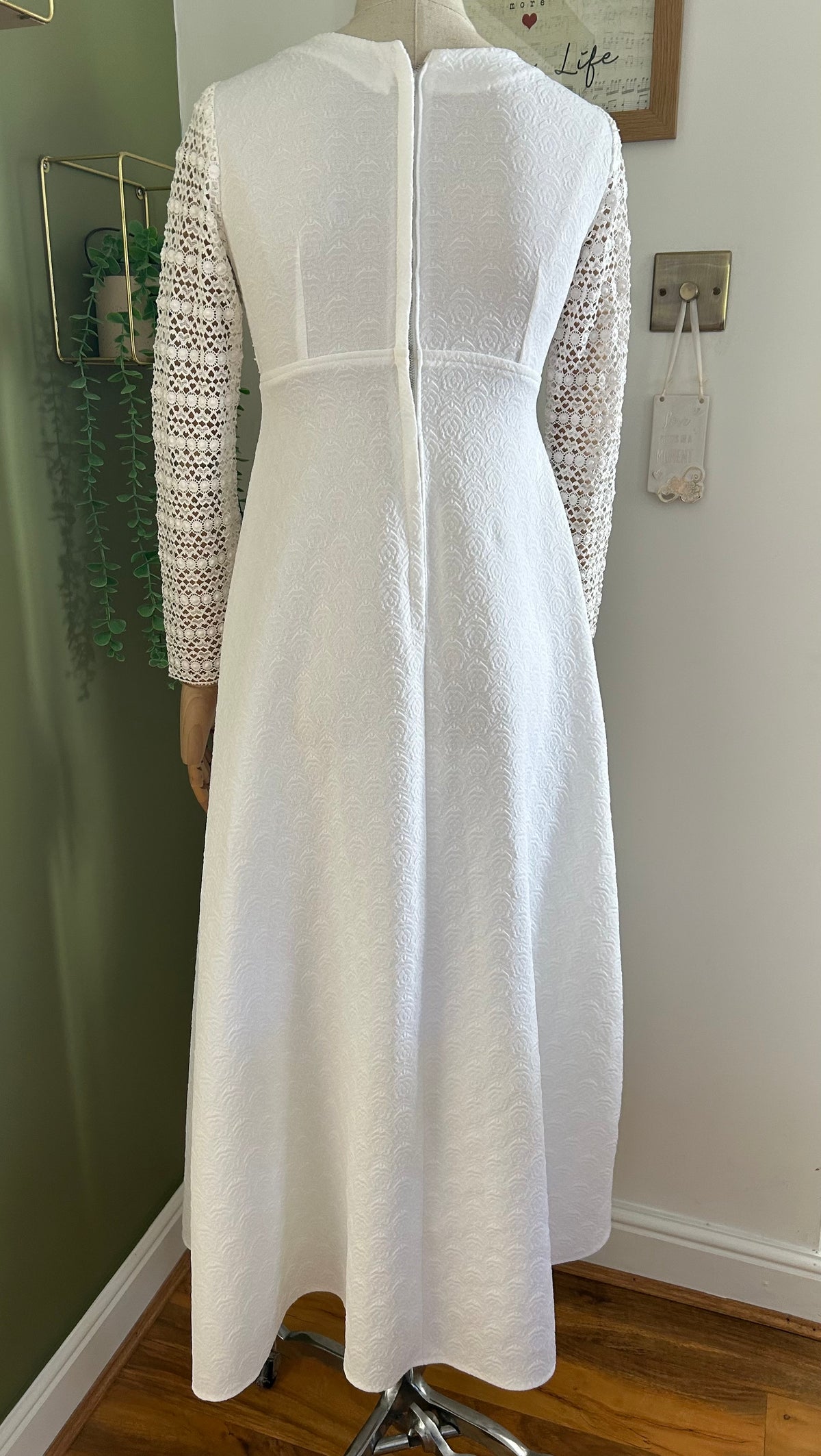 Vintage 1960s Size 6-8 White Textured Lace Long Sleeve Crimplene Mod Summer/Wedding Maxi Dress