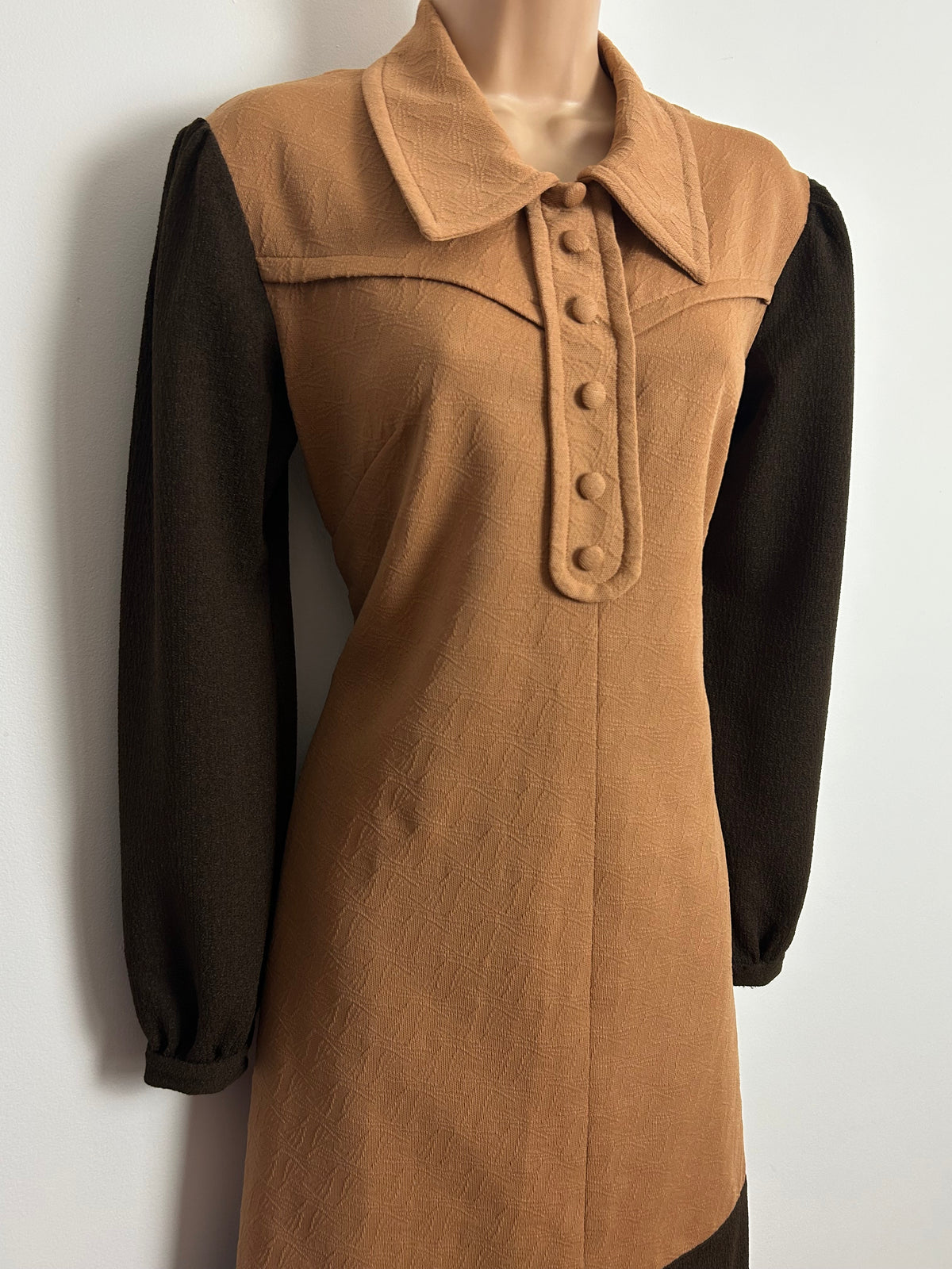 Vintage 1960s Size 12 Camel & Dark Brown Contrast Long Sleeve Crimplene Mod Shift Dress