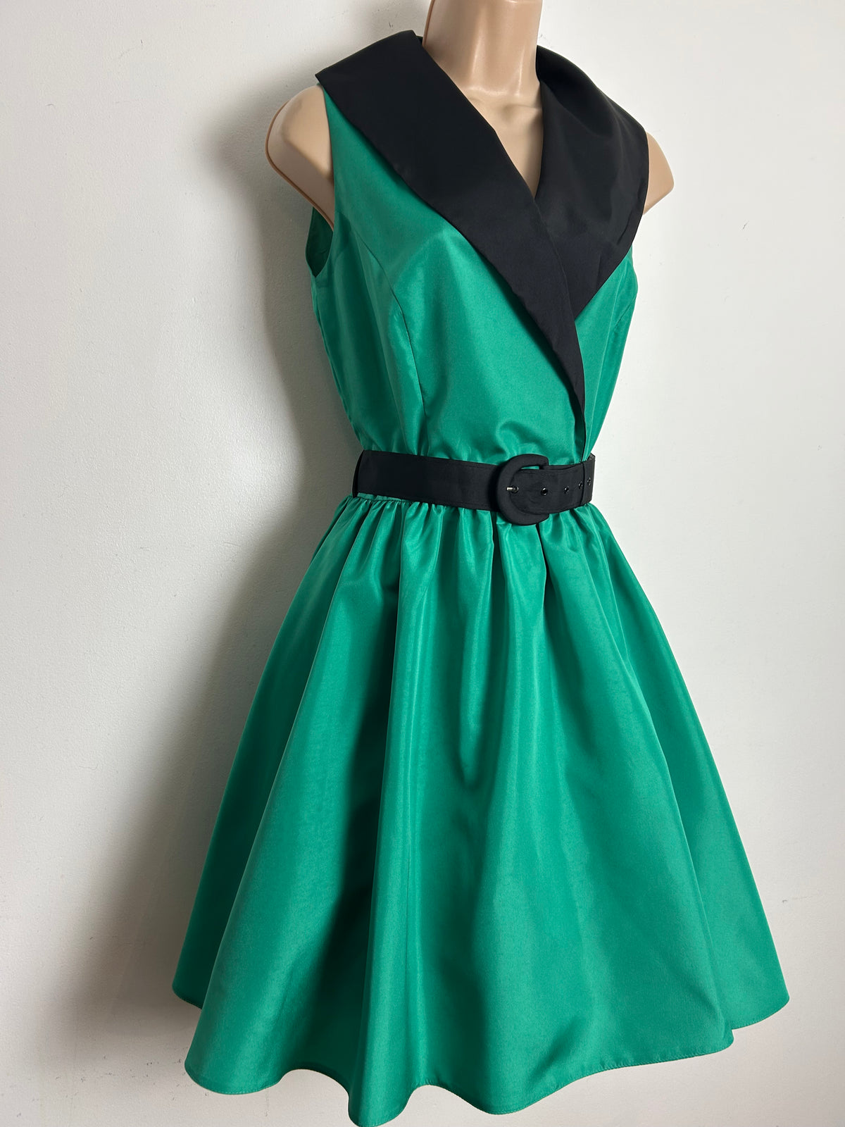 Vintage 1980s VERA MONT Size 8 Green & Black Collared Belted Xmas Party Prom Style Dress