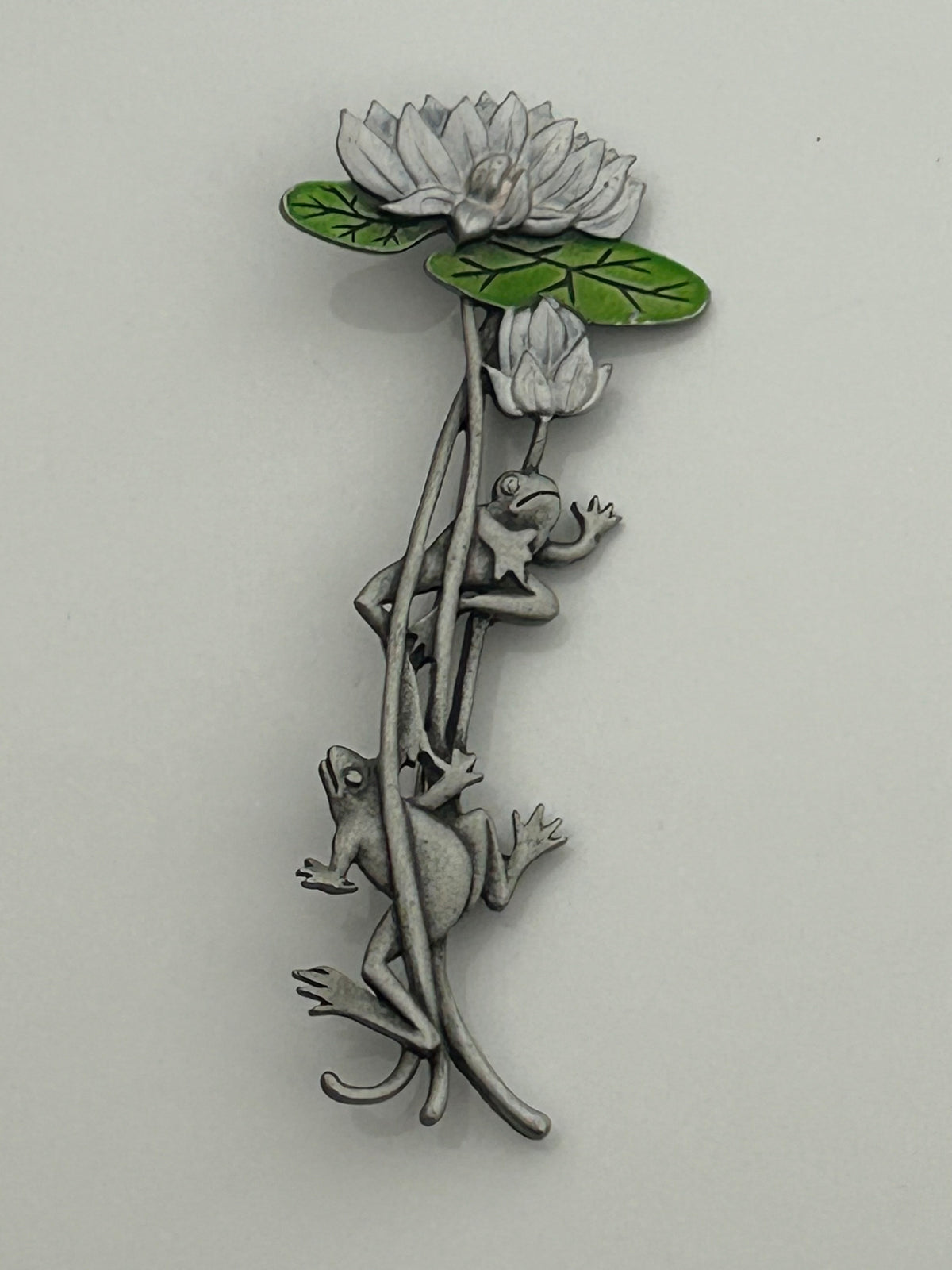 Vintage JJ (JONETTE) Collectable Exquisite Silver Tone Pewter & Green Enamel Frogs & Lily Pad Pin Brooch