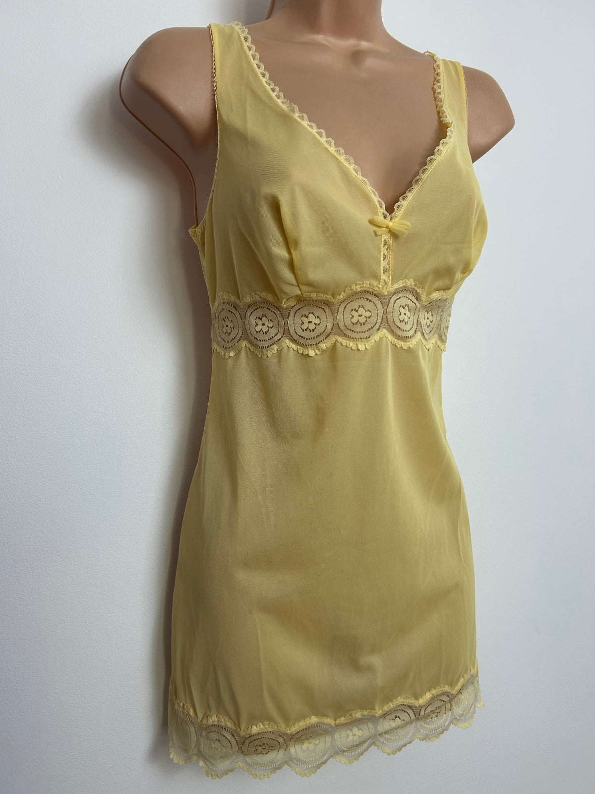 Vintage 1960s Size 8 Pretty Lemon Lace Detail Nylon Knee Length Slip