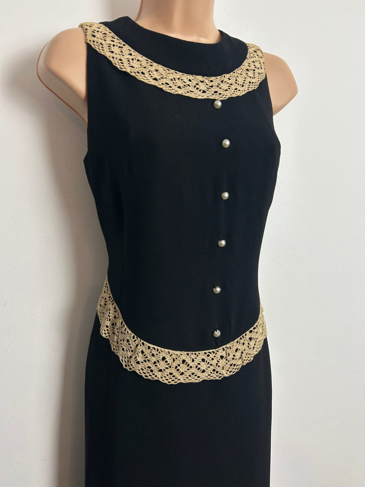 Vintage 1960s Size 10-12 Black & Cream Lace Trim Sleeveless Mod Shift Dress
