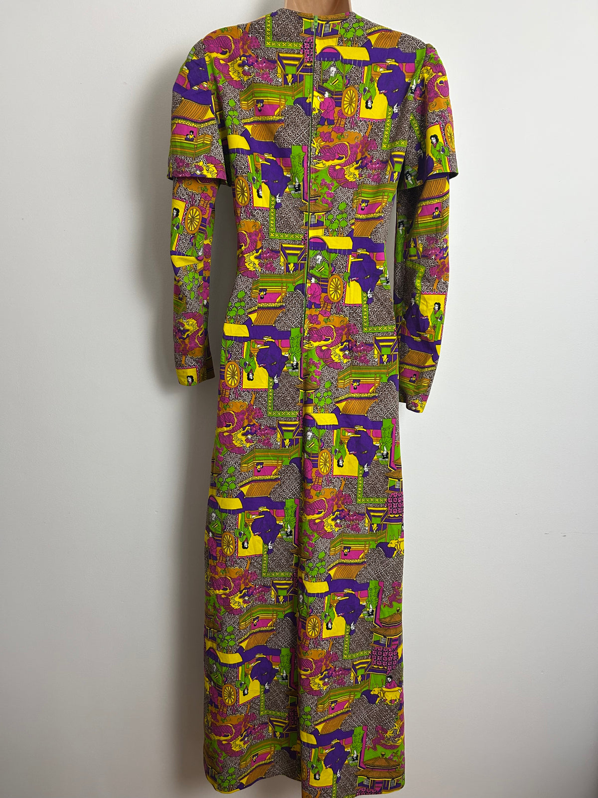 Vintage 1970s Size 8 Amazing Japanese-Inspired Psychedelic Scenic Print Maxi Dress