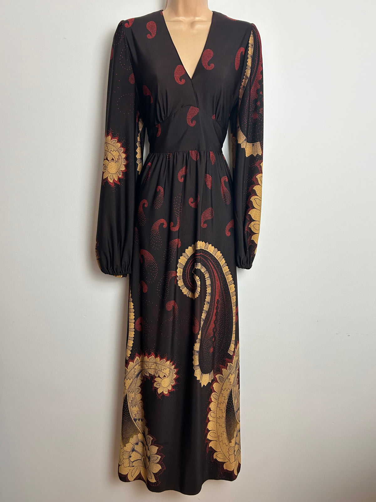 Vintage 1970s Size 12 Brown Beige & Dark Red Paisley Print Long Sleeve Maxi Dress