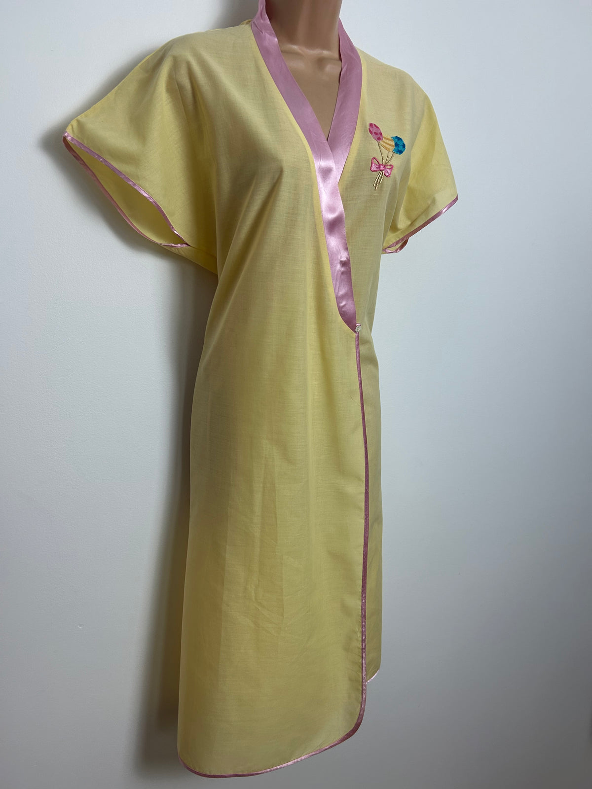 Vintage 1980s Size 10-12 Lemon & Pink Satin Trim Embroidered Balloon Motif Detail Wrap Style Dressing Gown