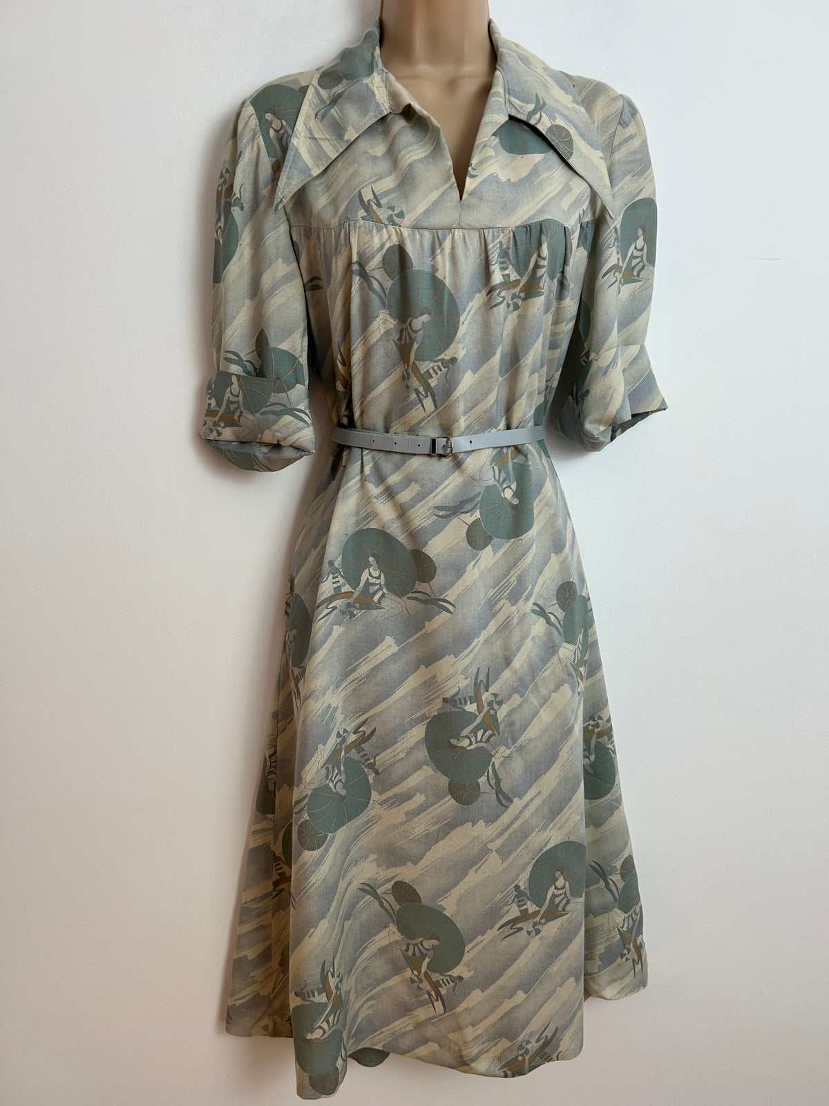 Vintage 1970s C&A UK Size 12 Pale Blue & Grey Art Deco Bathing Belles Beach Novelty Print Dagger Collar Belted Day Dress