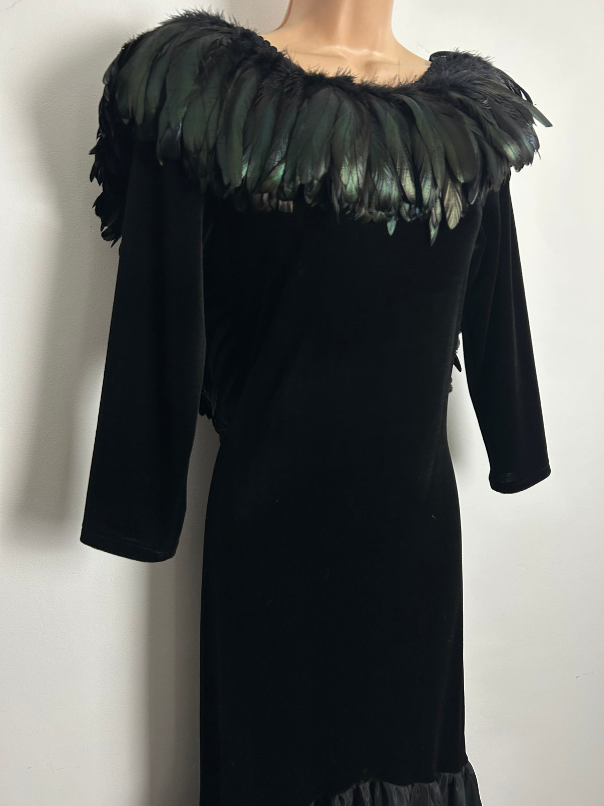 Vintage 1980s AMAZING Ann Green Size 12 (L) Black & Green Iridescent Feather Fitted Wiggle Cocktail Evening Ballgown