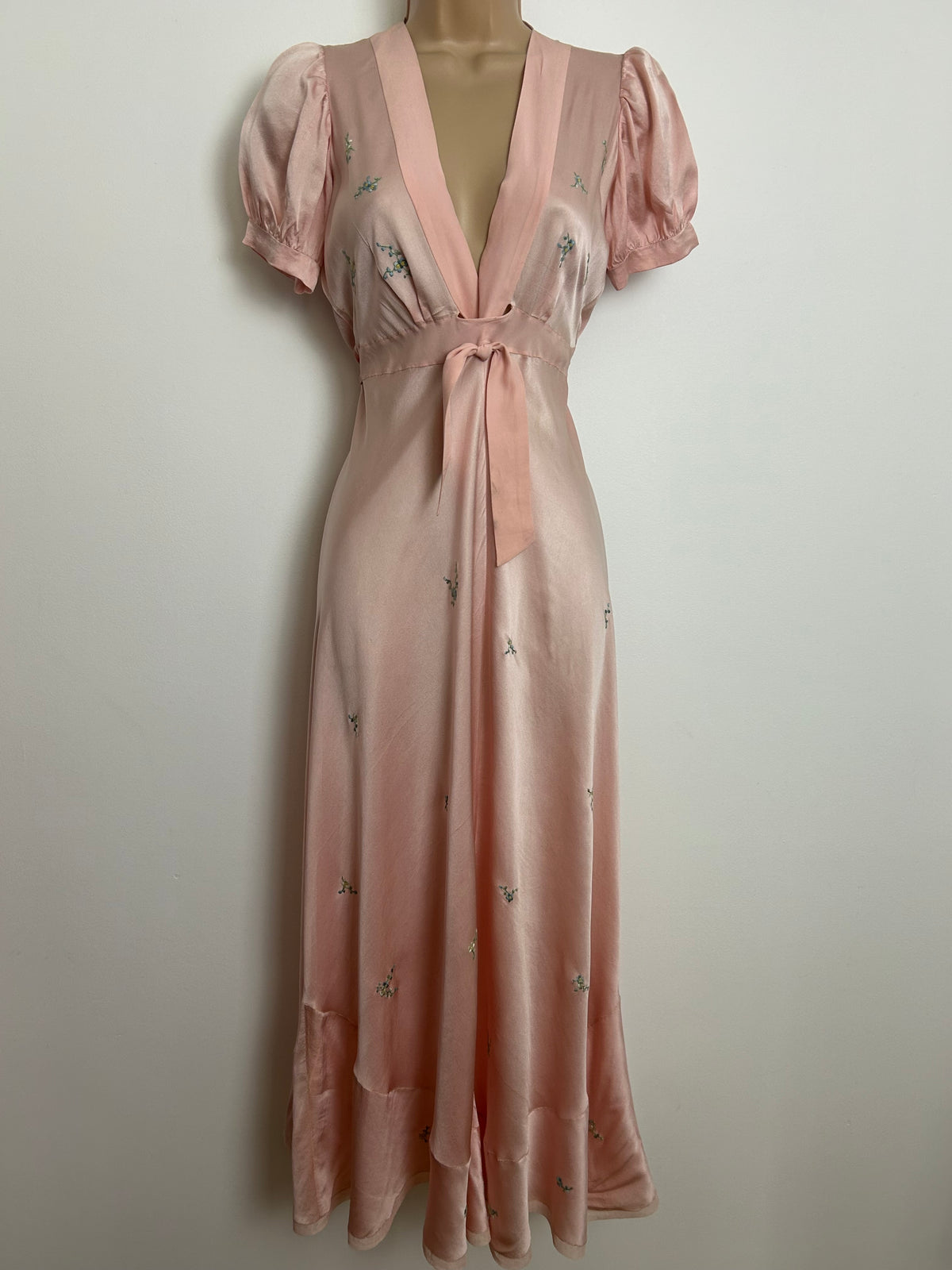 Vintage 1930s/1940s EXQUISITE Size 8 Pale Pink Silk Embroidered Nightdress